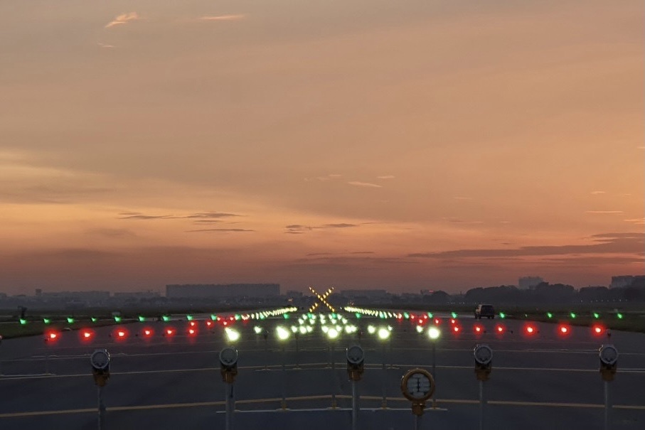 Duong bang san bay Tan Son Nhat duoc nang cap xong hinh anh