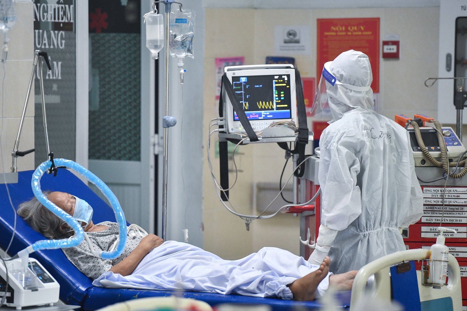 Vi sao TP.HCM xin ho tro khan 3.000 bac si, dieu duong? hinh anh