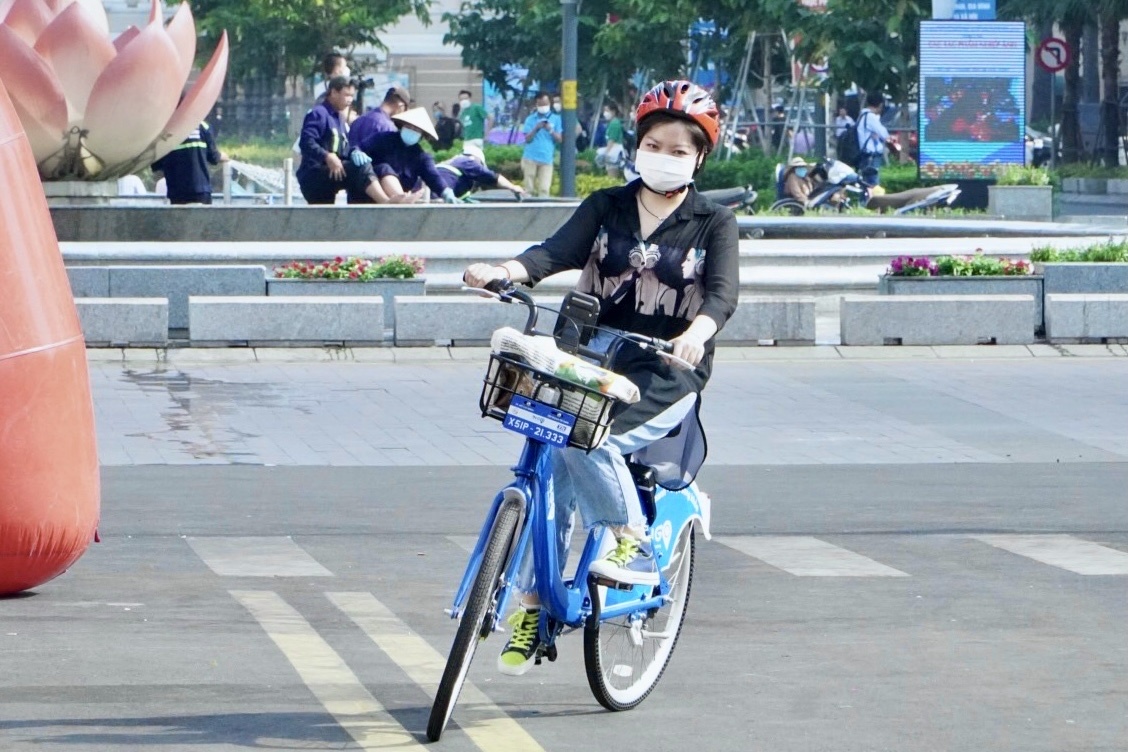 Hon 900 nguoi dang ky su dung xe dap cong cong trong 3 ngay thu nghiem hinh anh