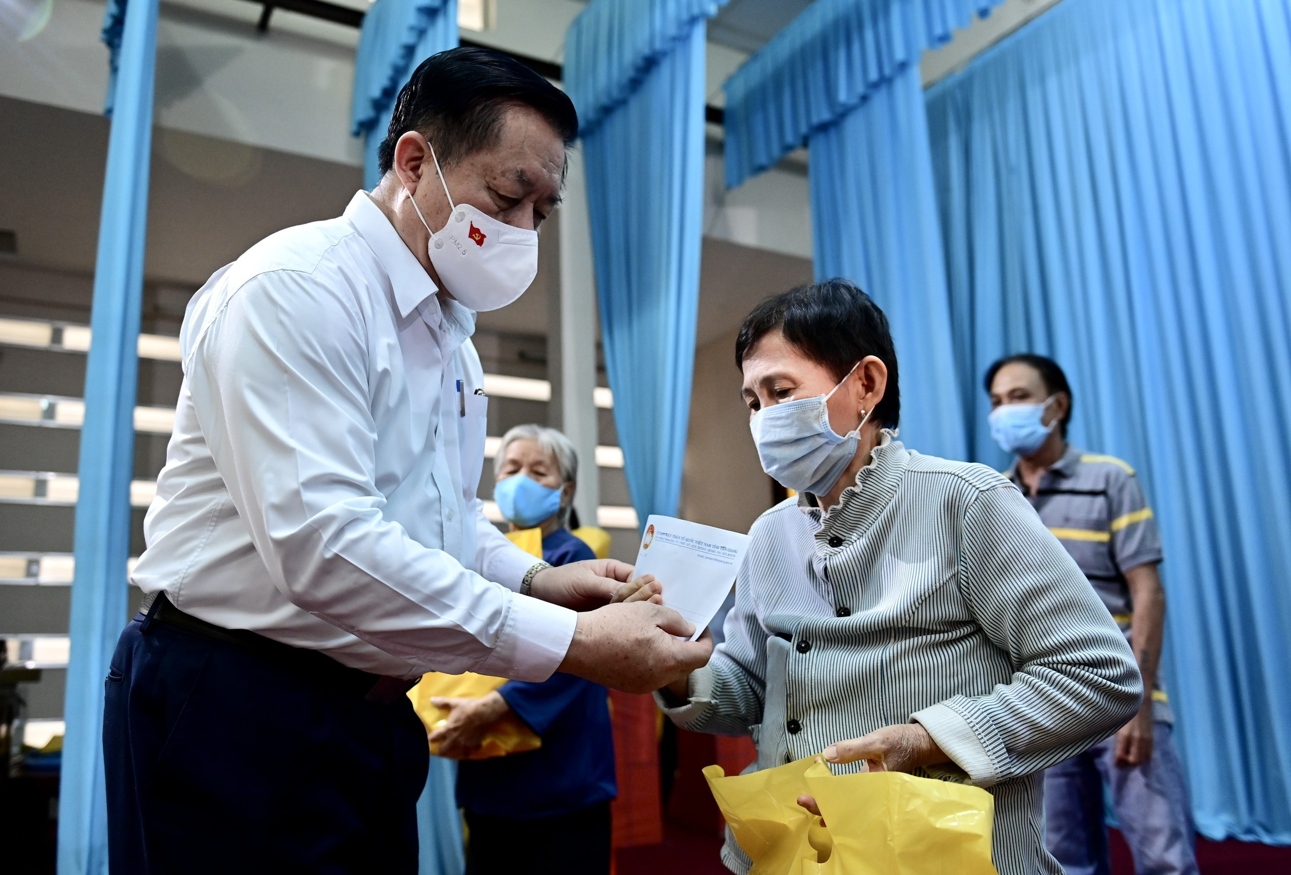 Truong ban Tuyen giao Trung uong tang qua nguoi kho khan anh 8