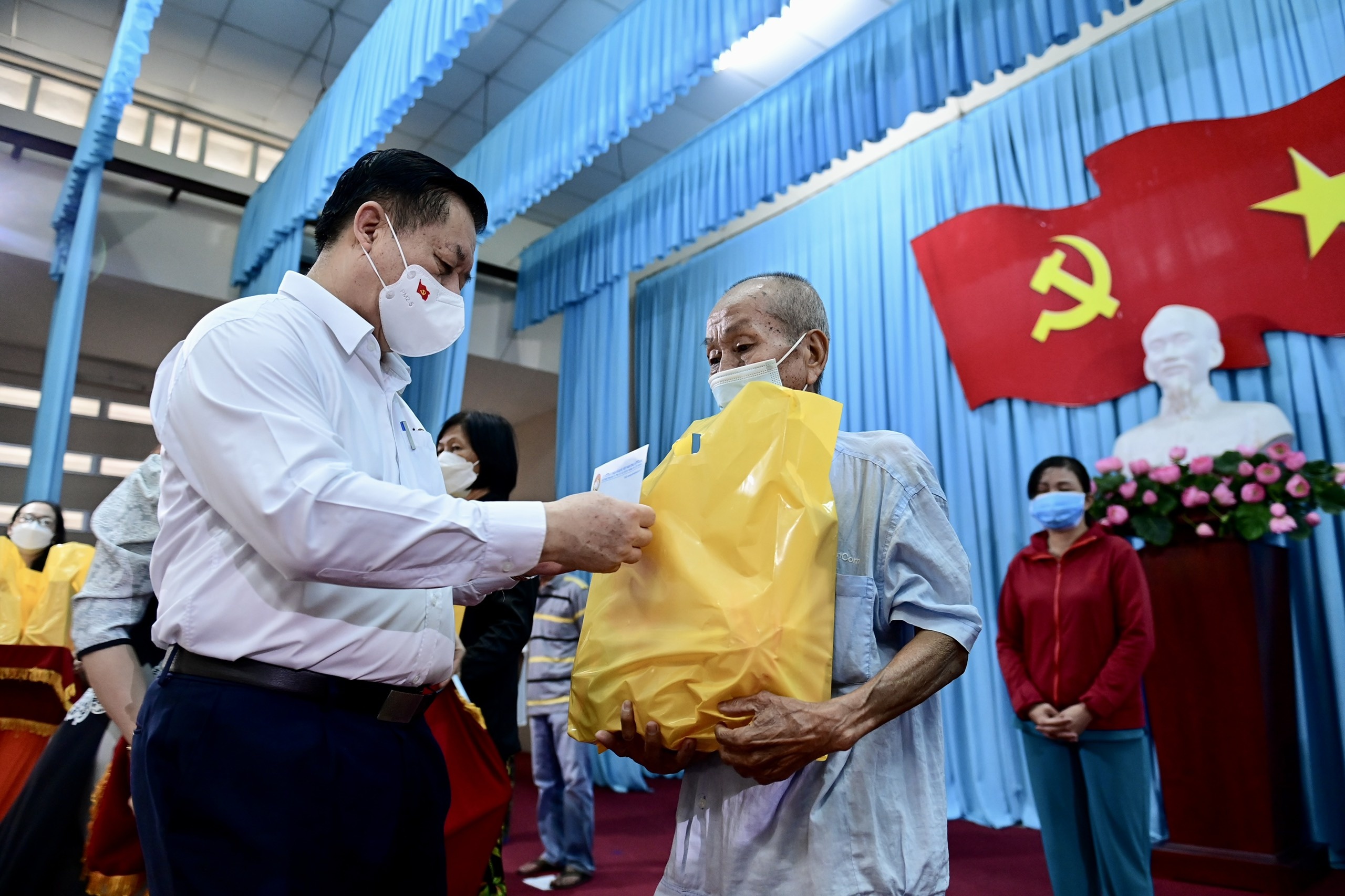 Truong ban Tuyen giao Trung uong tang qua nguoi kho khan anh 7