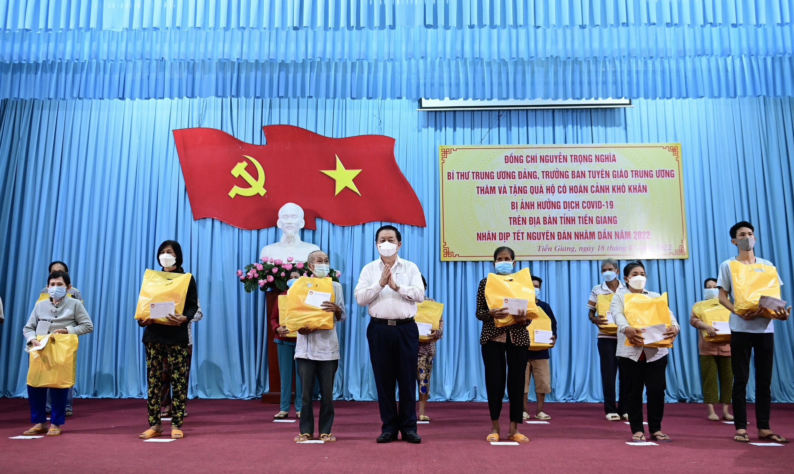 Truong ban Tuyen giao Trung uong tang qua nguoi kho khan anh 9