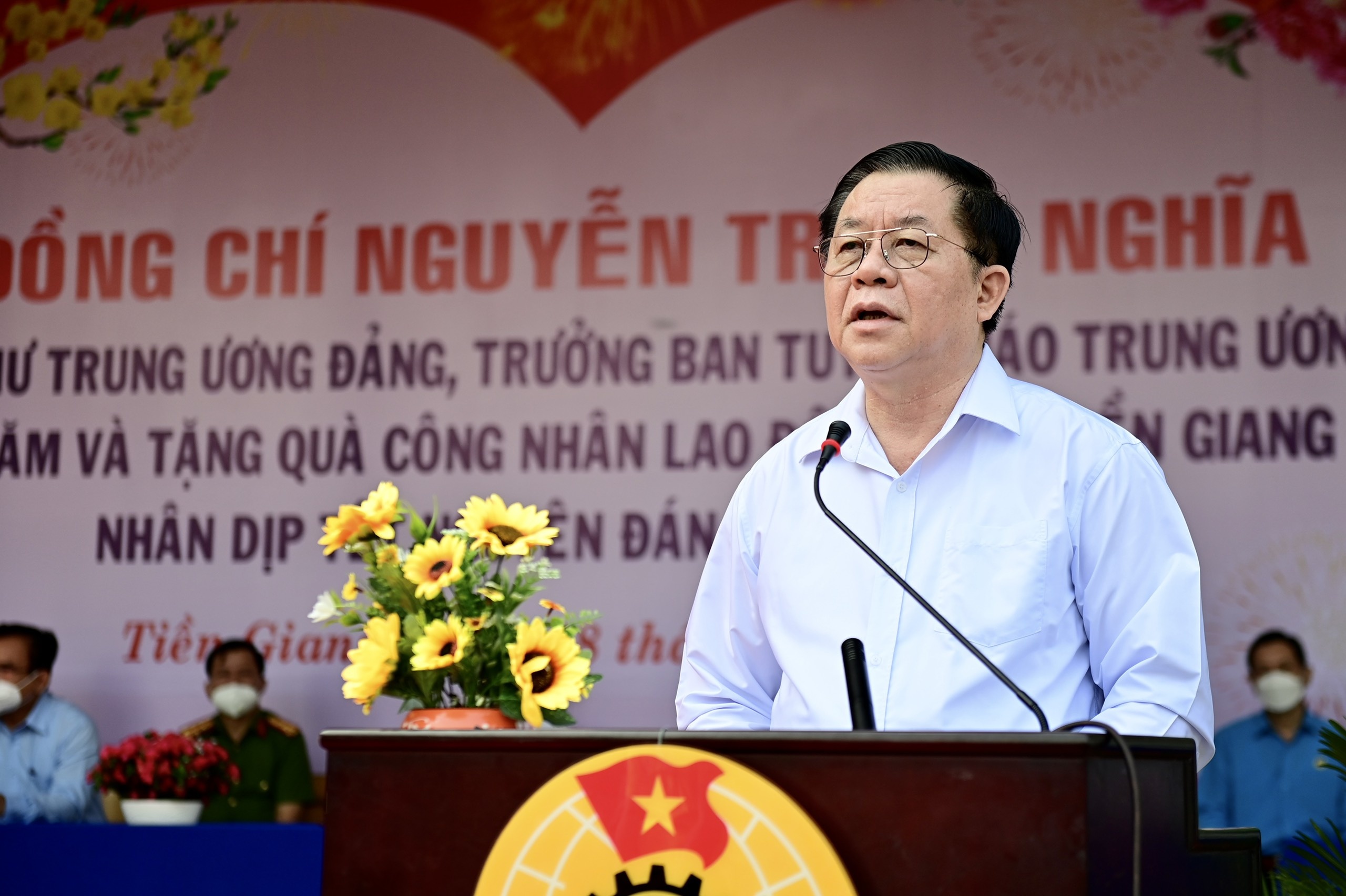 Truong ban Tuyen giao Trung uong tang qua nguoi kho khan anh 3