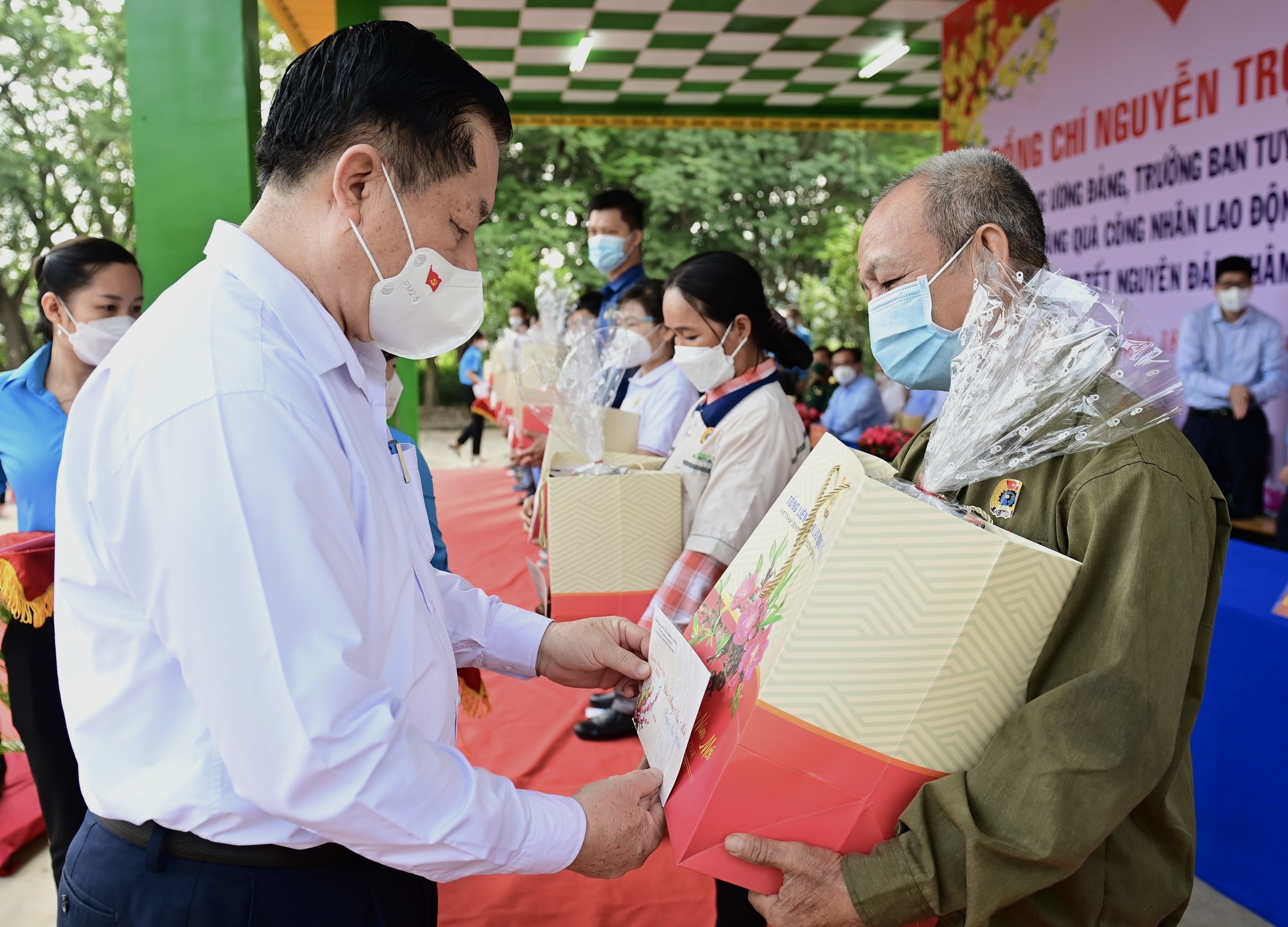 Truong ban Tuyen giao Trung uong tang qua nguoi kho khan anh 1