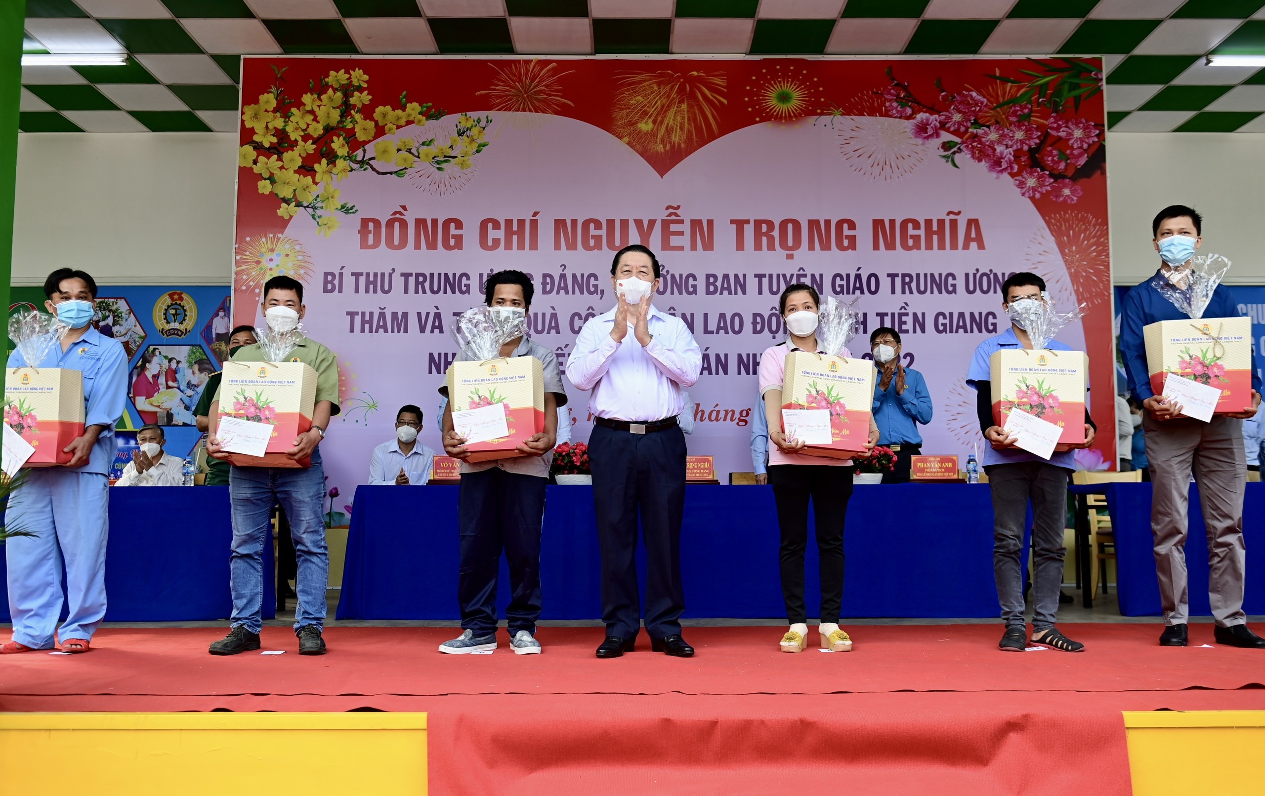 Truong ban Tuyen giao Trung uong tang qua nguoi kho khan anh 2