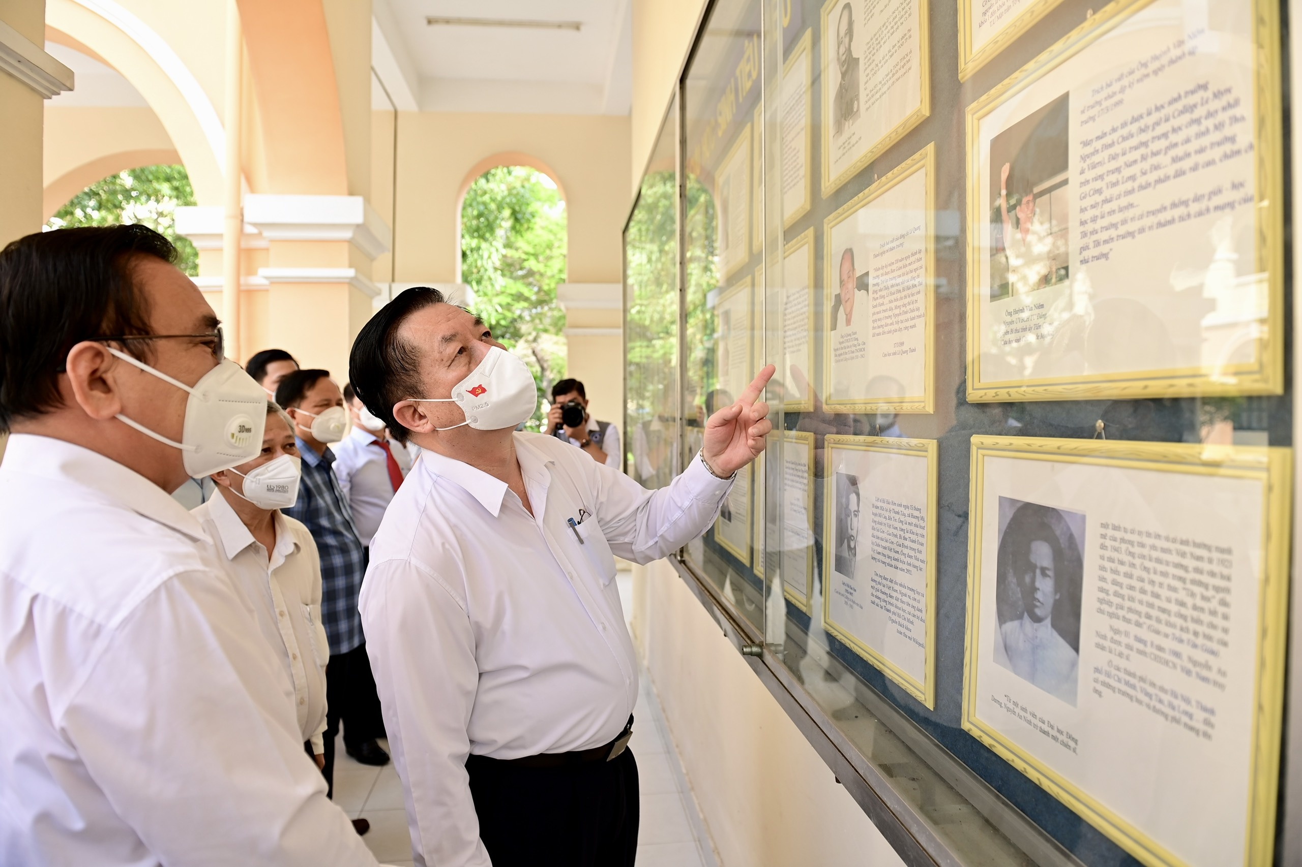 Truong ban Tuyen giao Trung uong tang qua nguoi kho khan anh 6