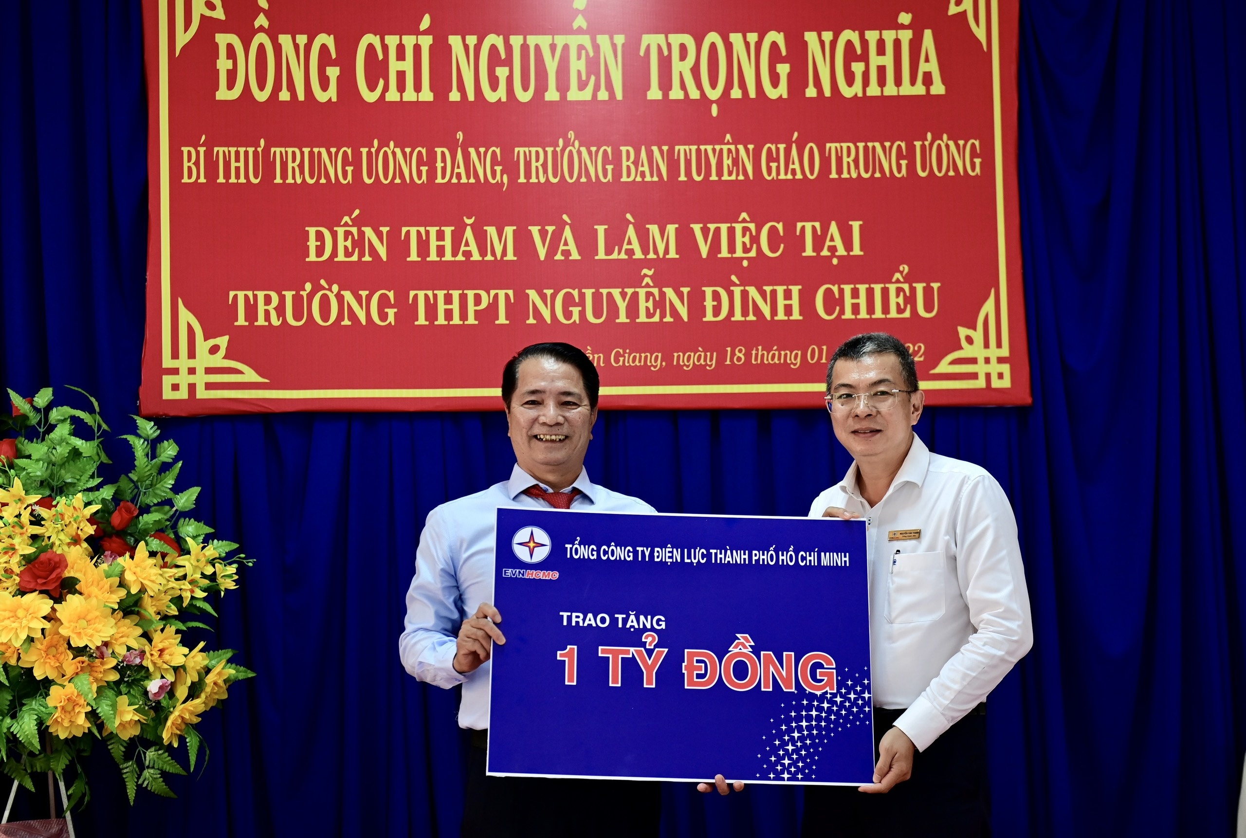 Truong ban Tuyen giao Trung uong tang qua nguoi kho khan anh 5