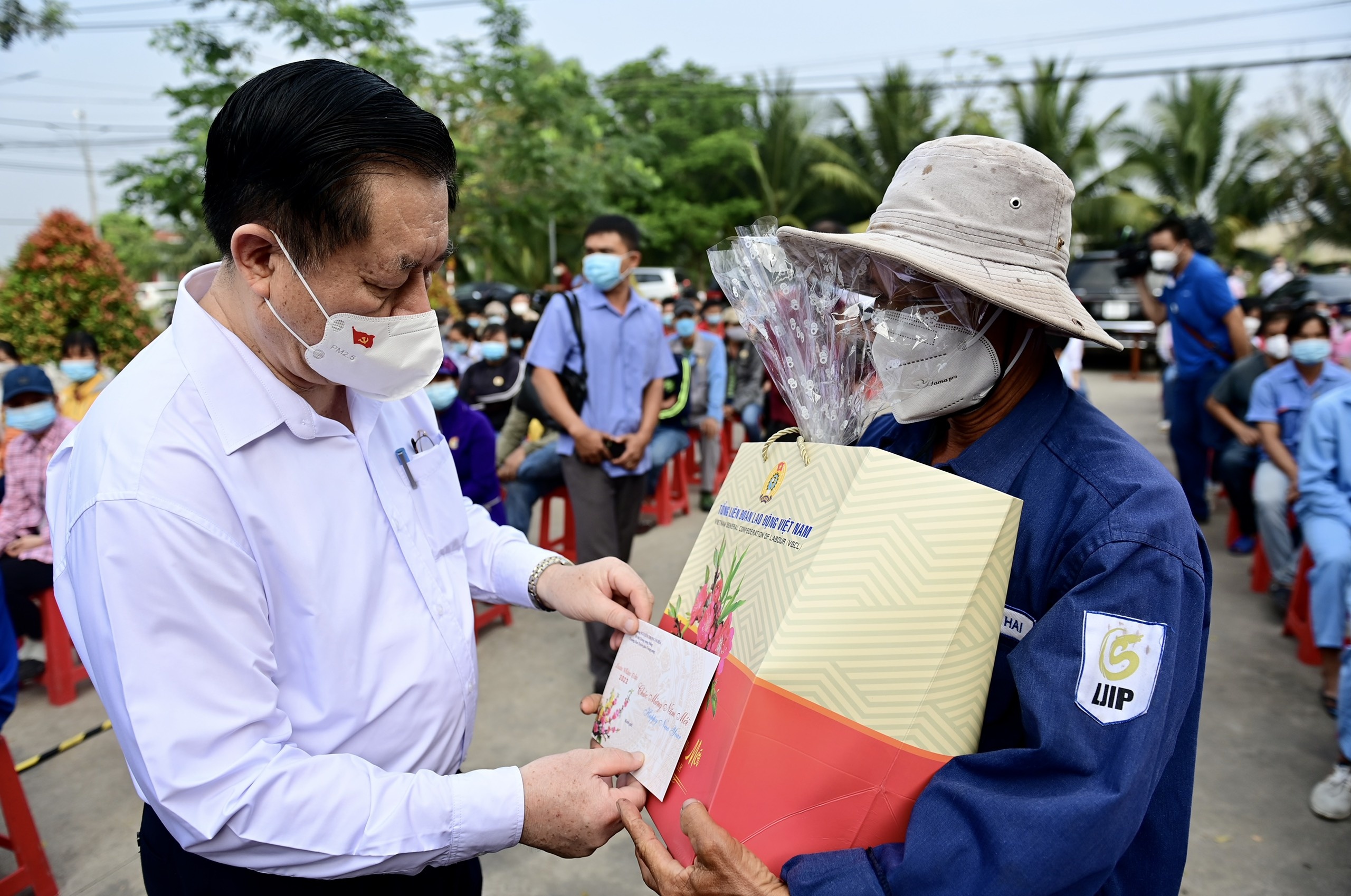 Truong ban Tuyen giao Trung uong tang qua nguoi kho khan, cong nhan hinh anh
