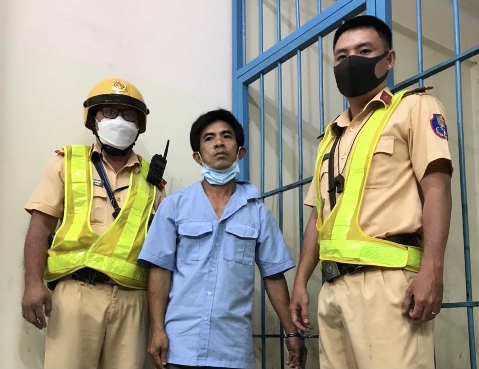 CSGT TP.HCM truy bat ke giat dien thoai tren duong hinh anh
