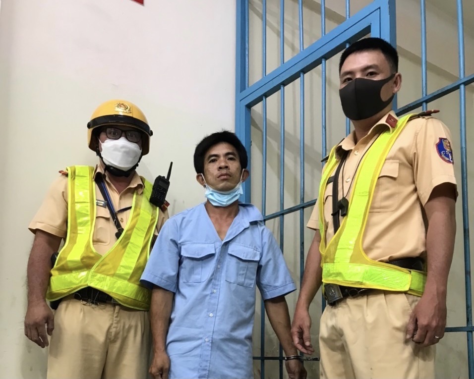 CSGT TP.HCM truy bat ke giat dien thoai tren duong anh 1