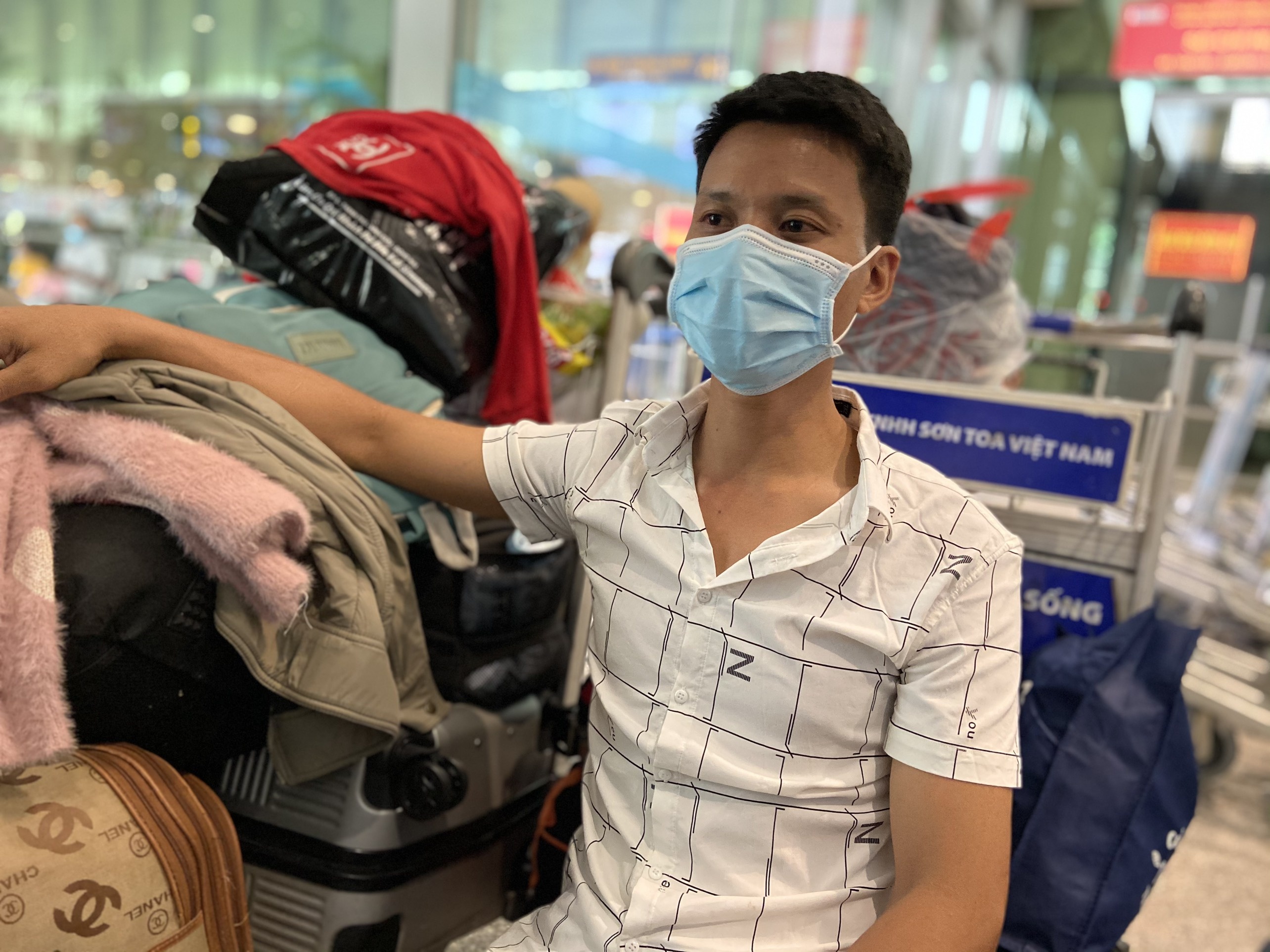 Khach cho 9 gio chua ra duoc cong bay anh 2