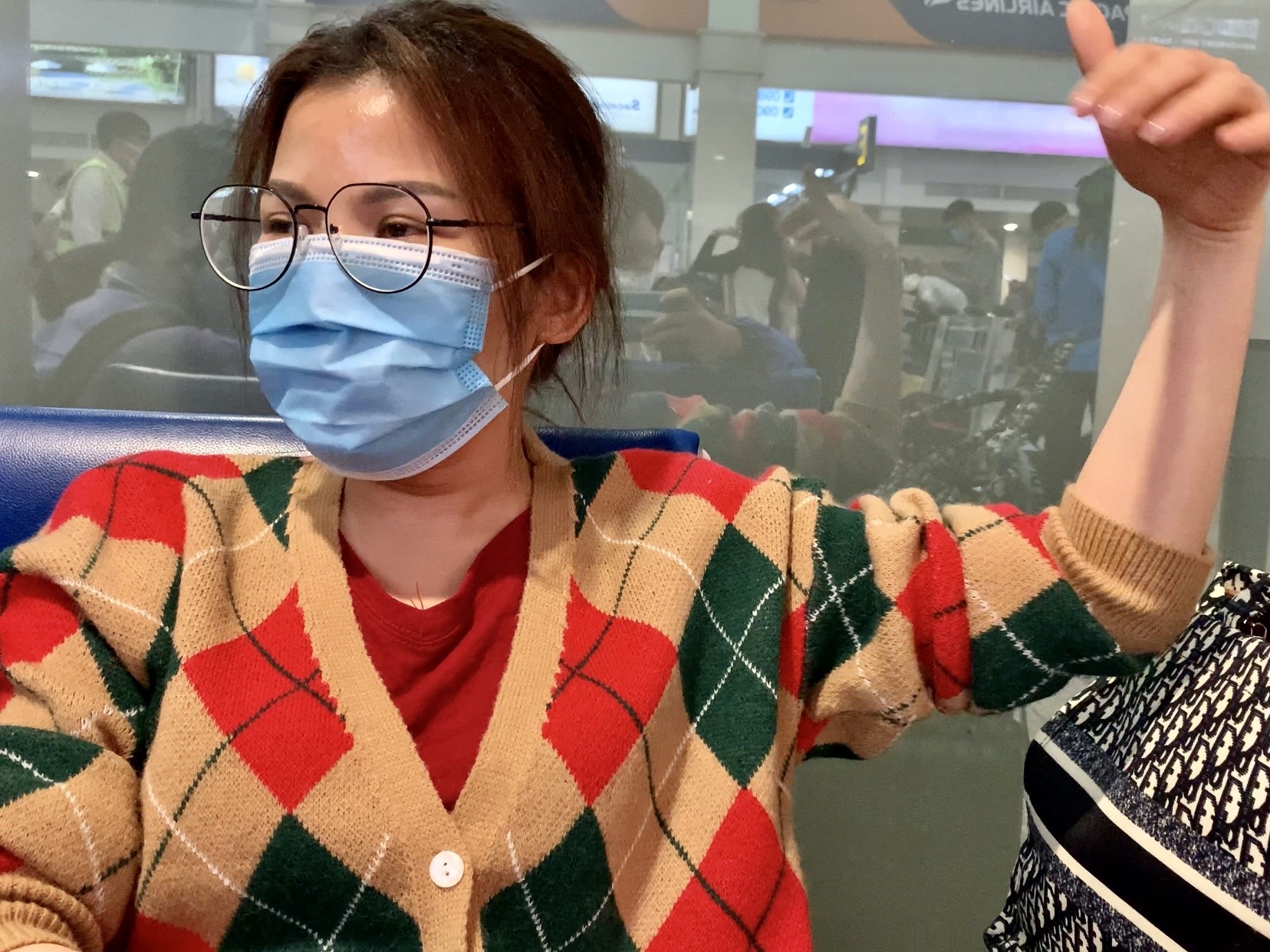 Khach cho 9 gio chua ra duoc cong bay anh 1