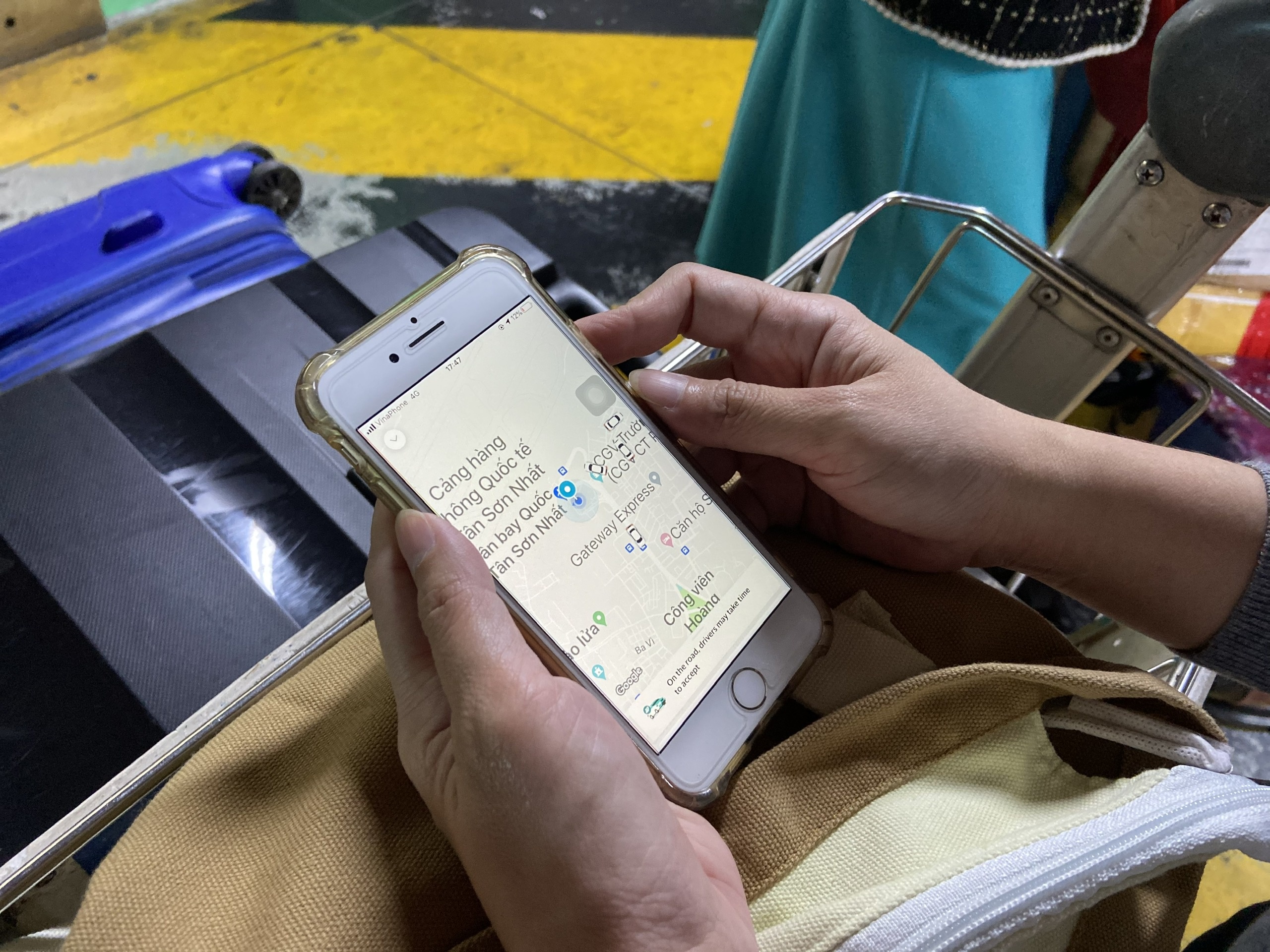 Khong de tai xe tat app,  ep gia khach o Tan Son Nhat anh 1