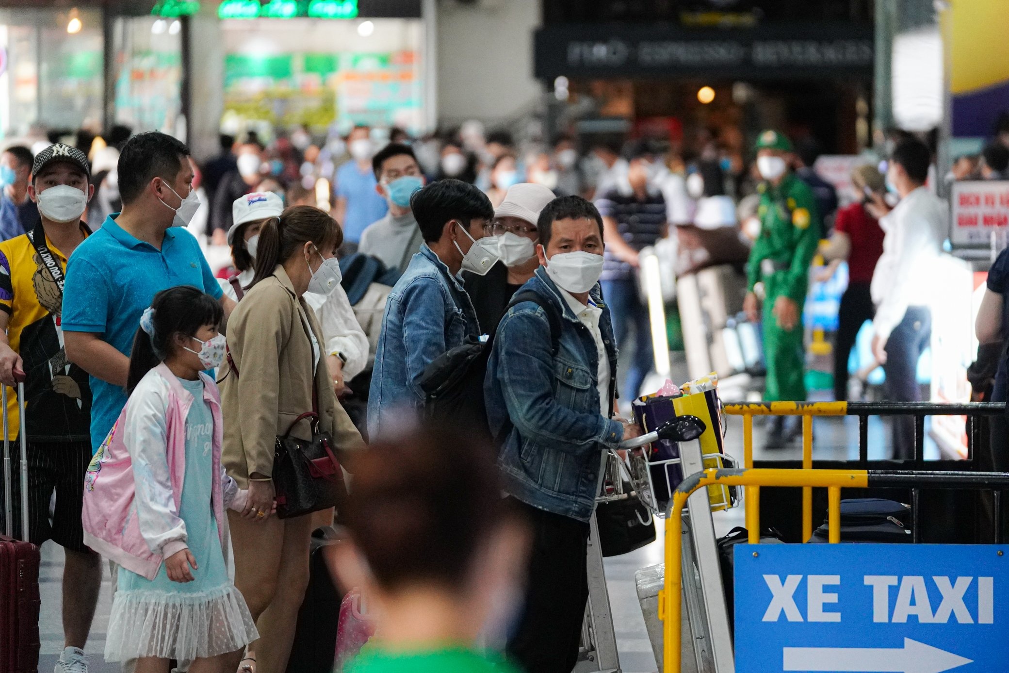 Hang taxi san bay Tan Son Nhat thieu xe tram trong anh 2