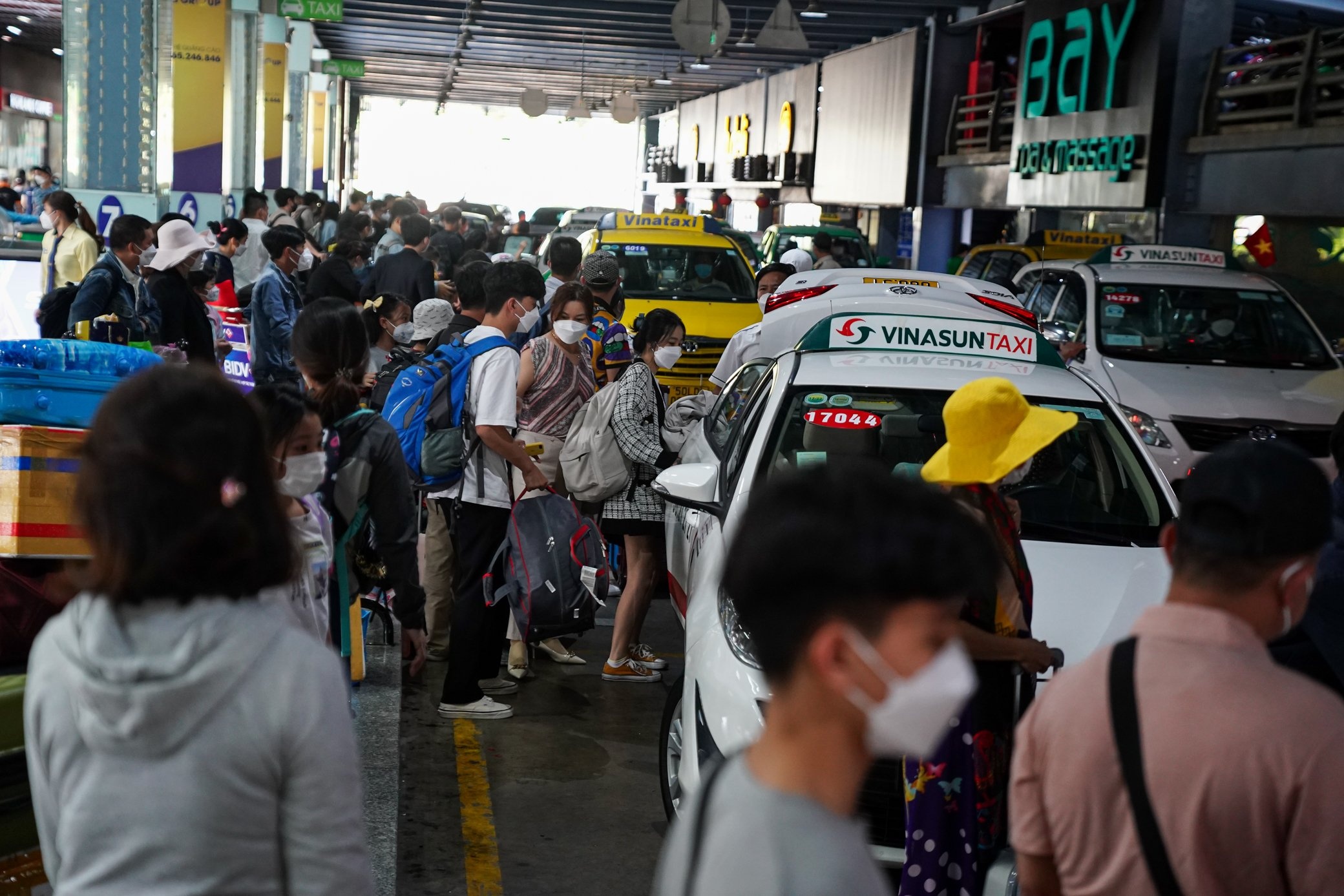 Khach den Tan Son Nhat tang dot bien, hang taxi thieu xe tram trong hinh anh