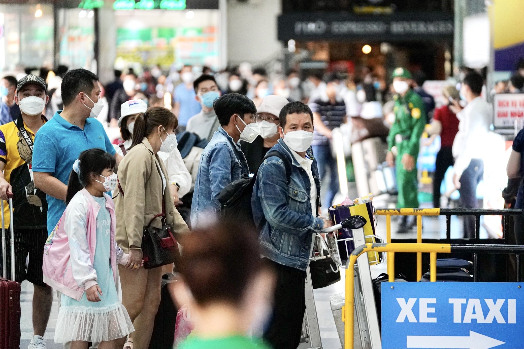 Tan Son Nhat tang hon 4.000 khach, hang taxi tiep tuc huy dong xe hinh anh