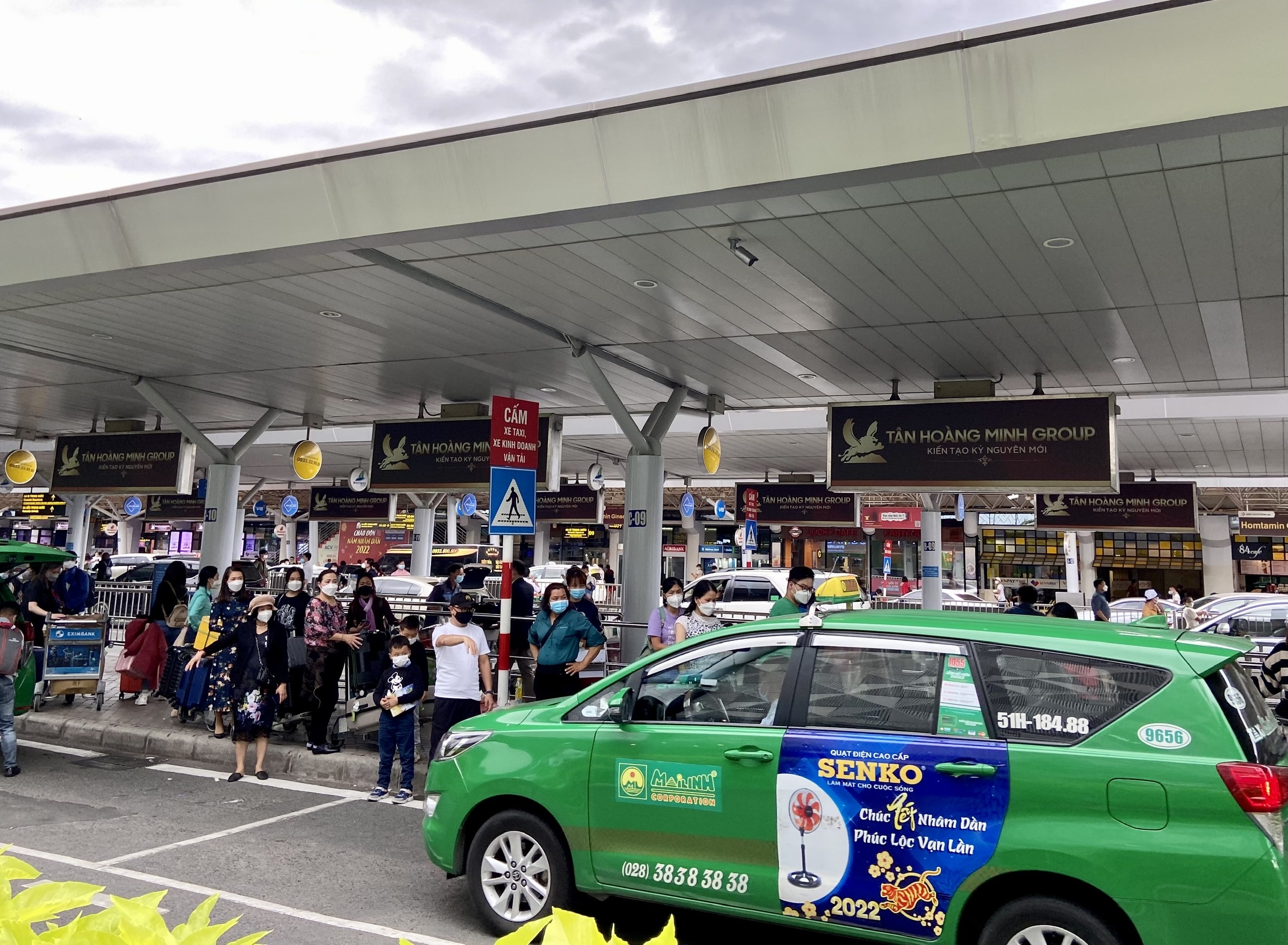 Khach tra tien trieu vi don taxi tra hinh o san bay Tan Son Nhat anh 1