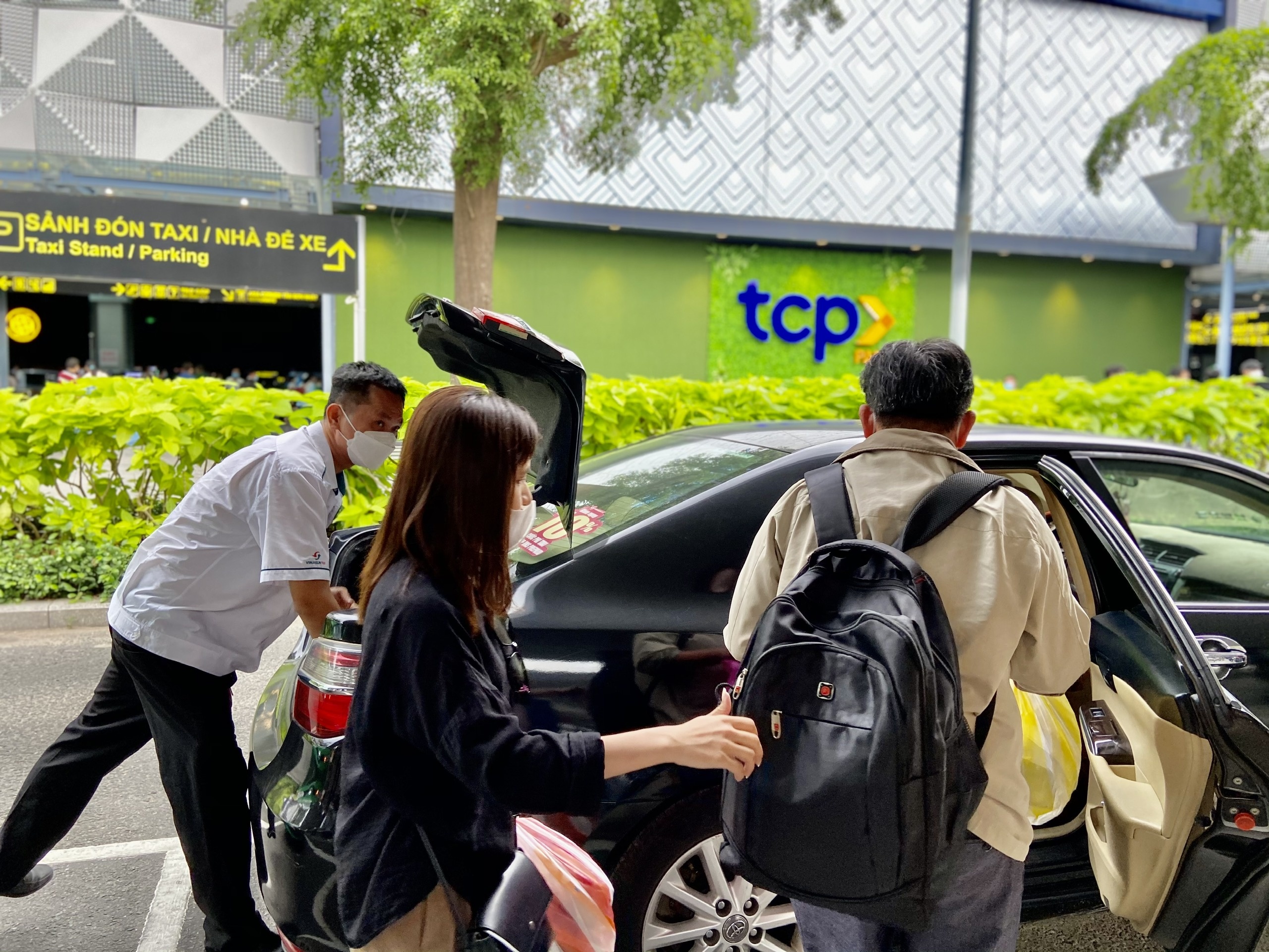 Khach tra tien trieu khi bat taxi tra hinh o san bay Tan Son Nhat hinh anh