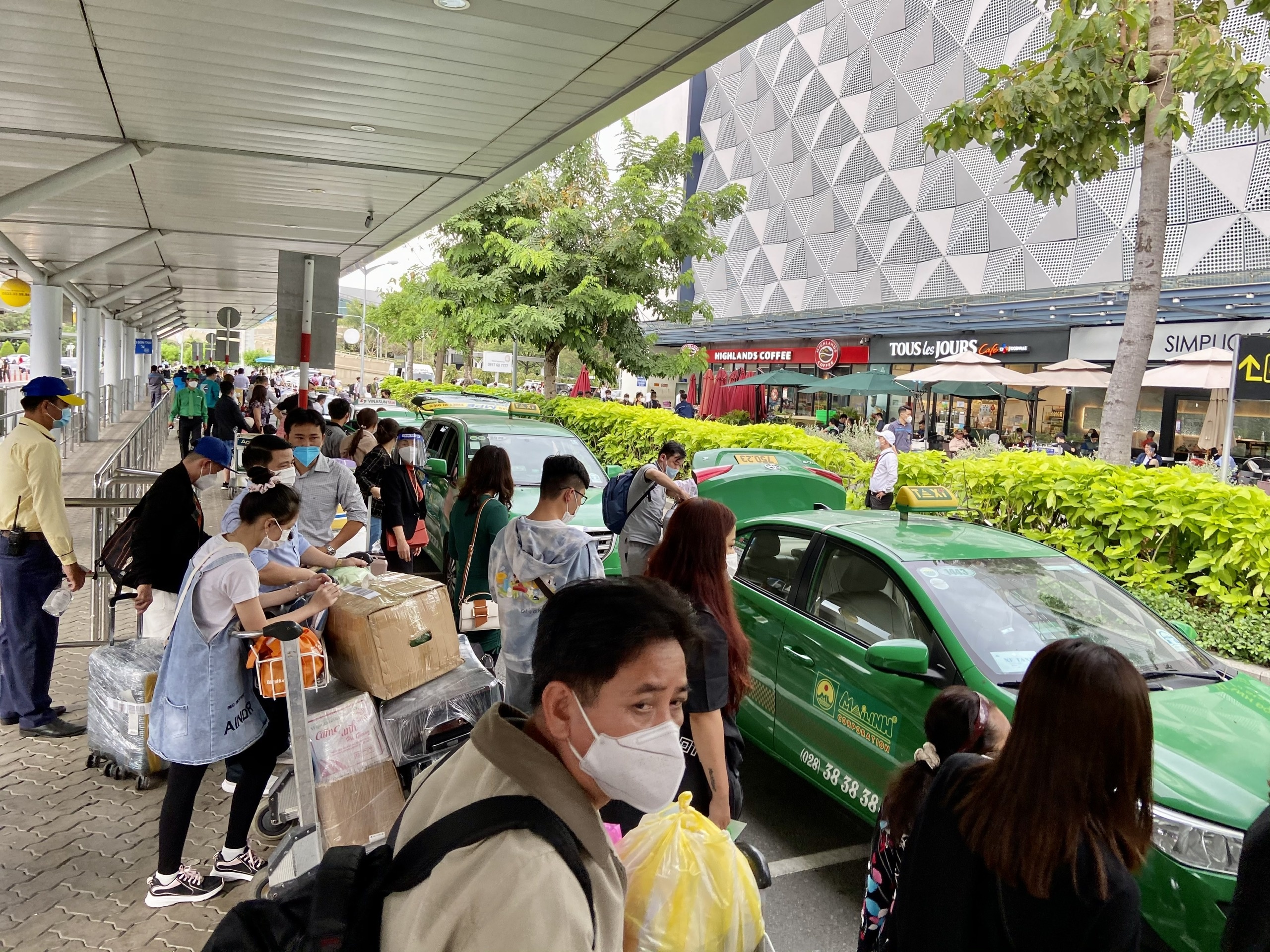 Khach tra tien trieu vi don taxi tra hinh o san bay Tan Son Nhat anh 3