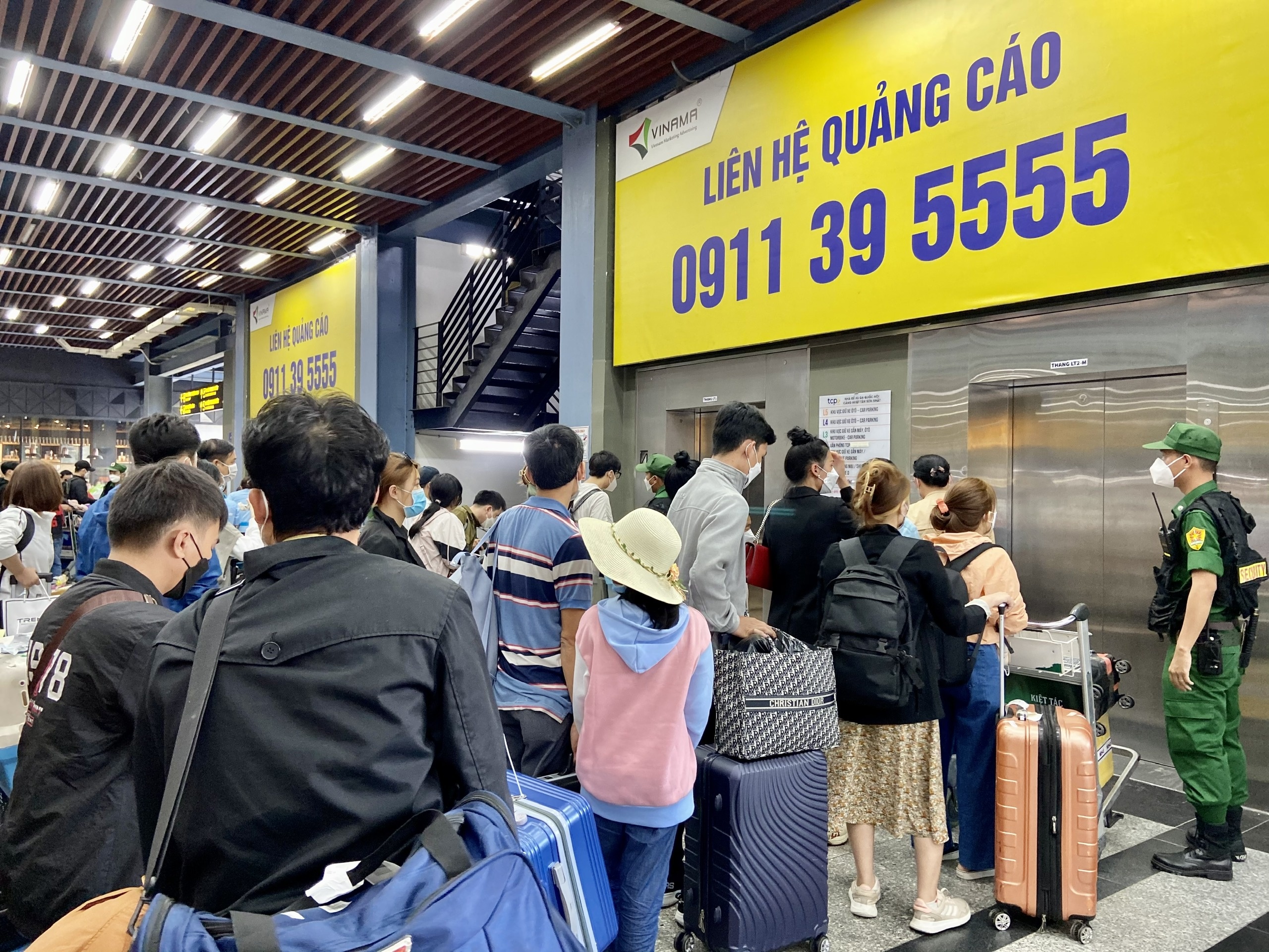 Tan Son Nhat don gan 69.000 khach, thang may hoat dong het cong suat hinh anh