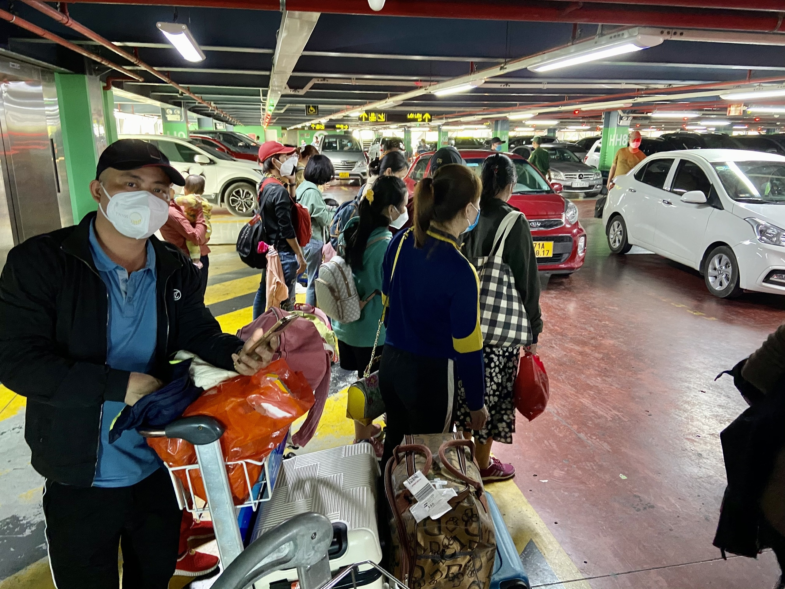 Khach o Tan Son Nhat don taxi 5 phut,  gia cuoc giam ve muc binh thuong anh 1