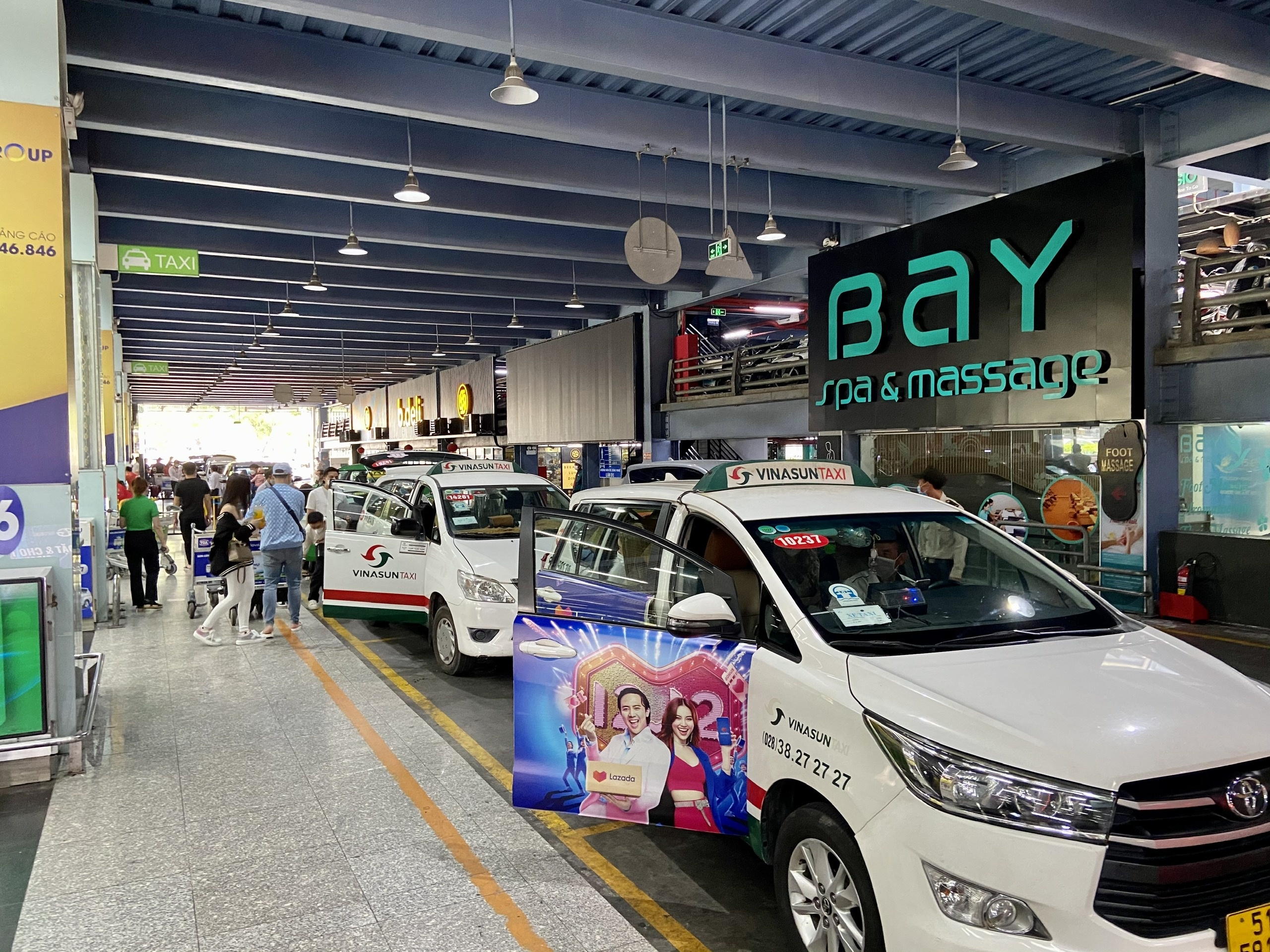 Khach o Tan Son Nhat don taxi 5 phut,  gia cuoc giam ve muc binh thuong anh 2