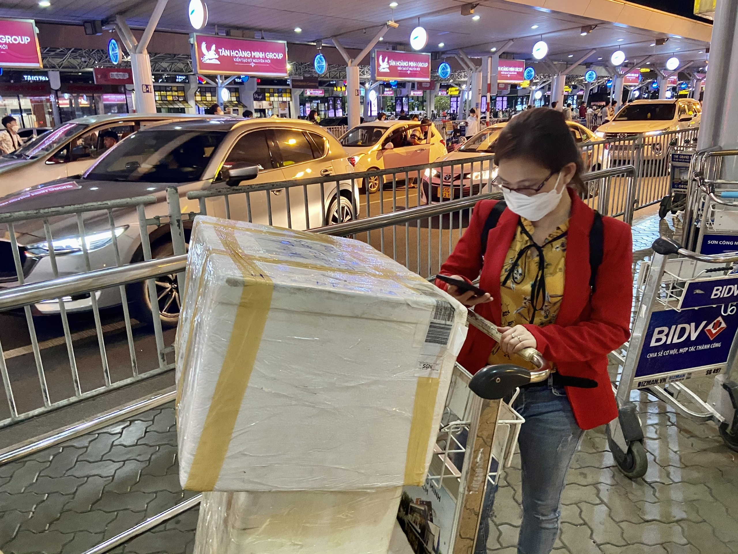 Khach bay dem den Tan Son Nhat loay hoay tim taxi hinh anh