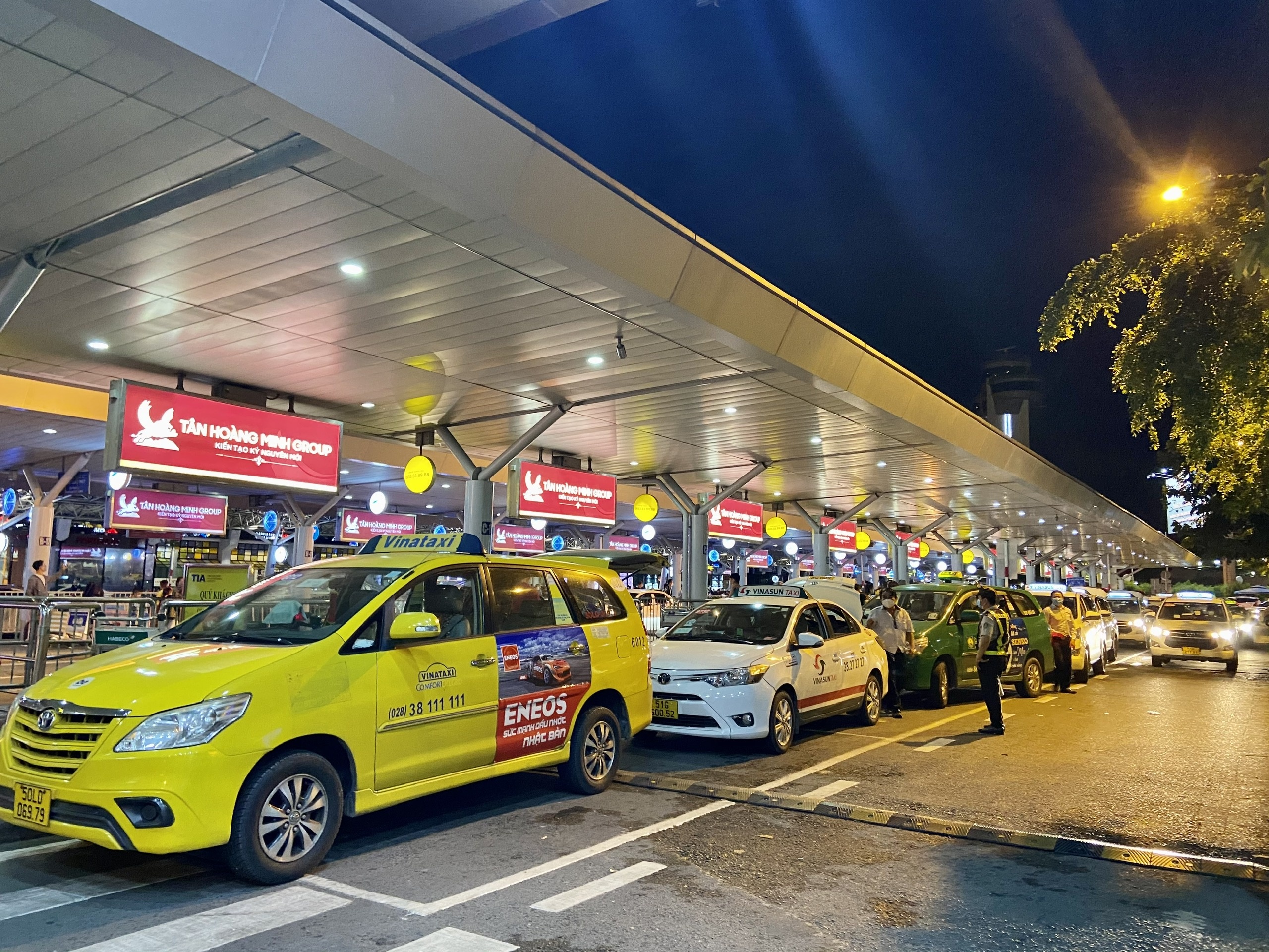 Khach dap muon o Tan Son Nhat loay hoay tim taxi hang vi bi het gia anh 4
