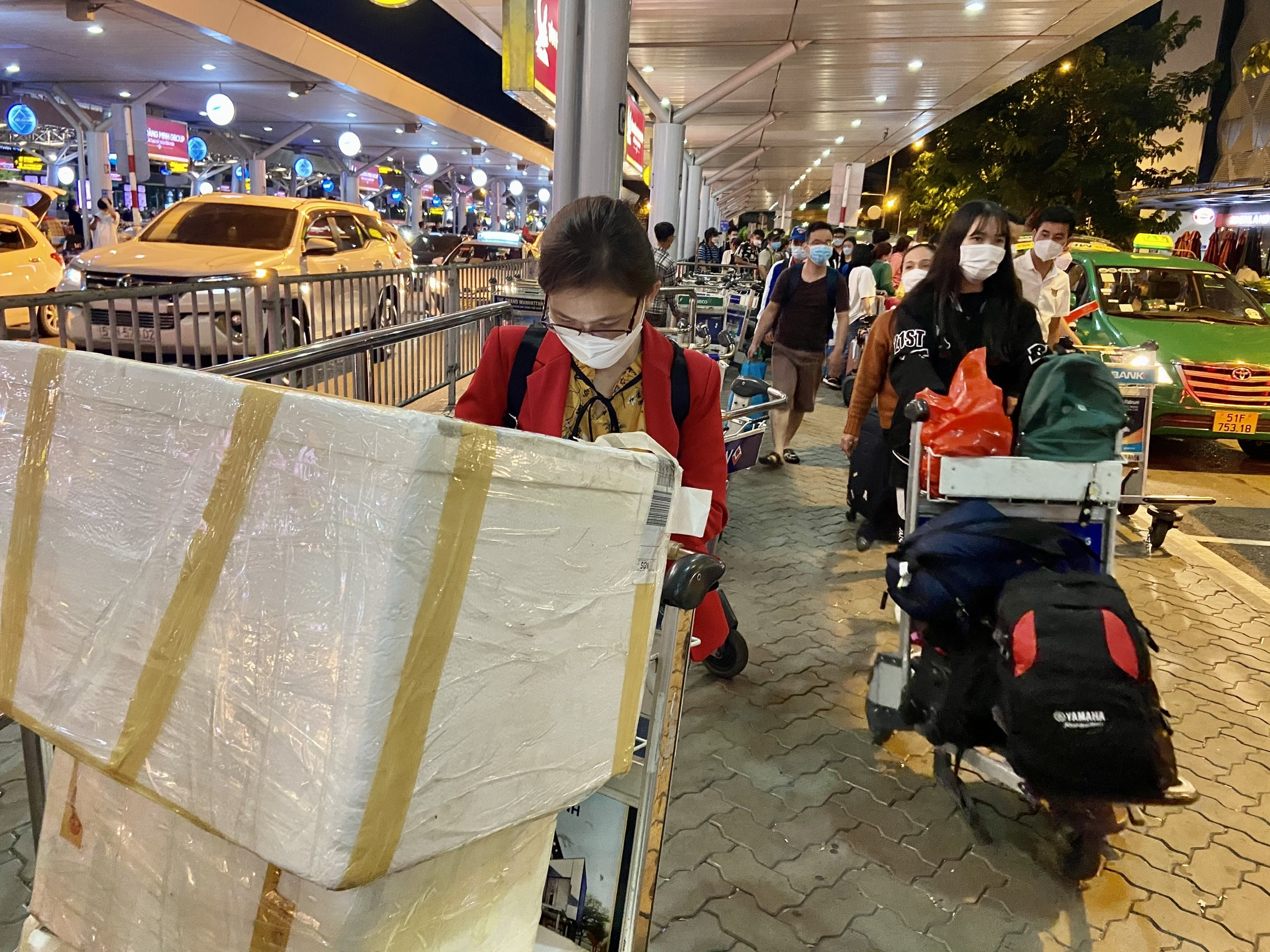 Khach dap muon o Tan Son Nhat loay hoay tim taxi hang vi bi het gia anh 3