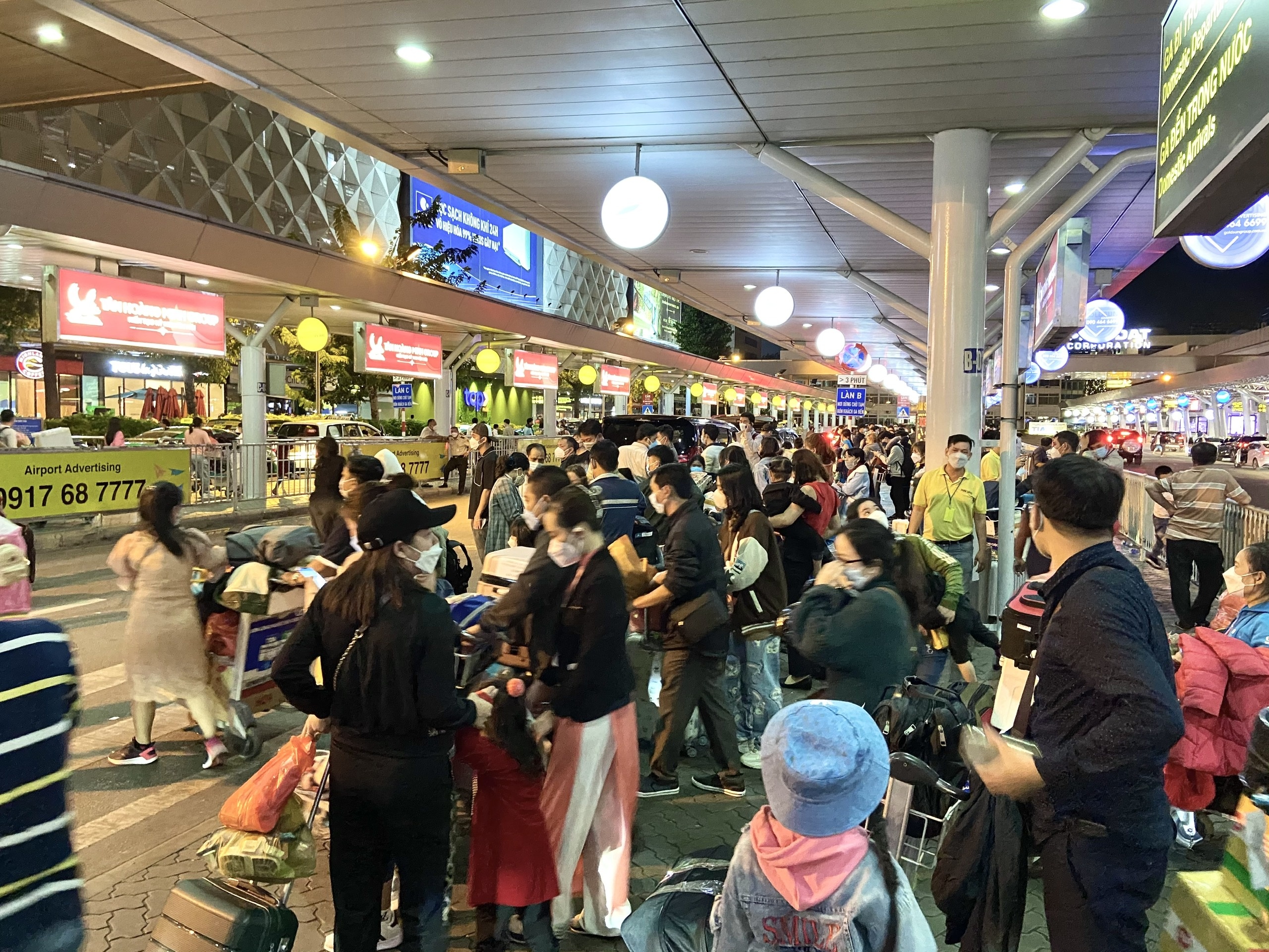 Khach dap muon o Tan Son Nhat loay hoay tim taxi hang vi bi het gia anh 2