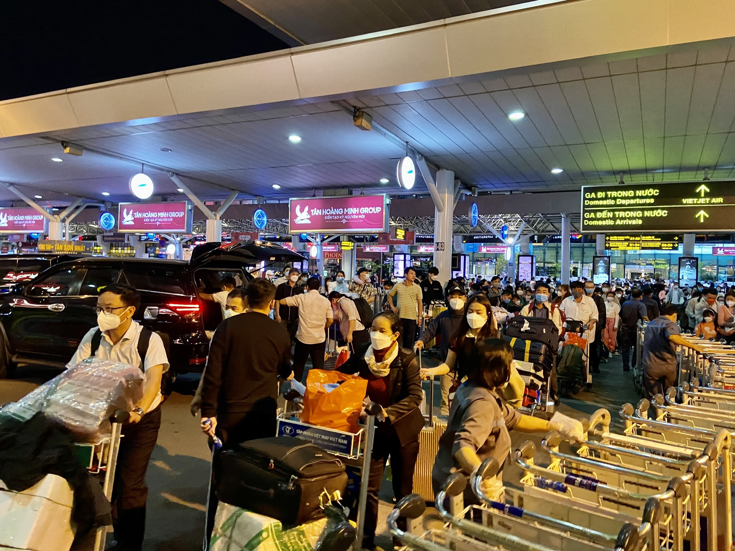 Khach dap muon o Tan Son Nhat loay hoay tim taxi hang vi bi het gia anh 1