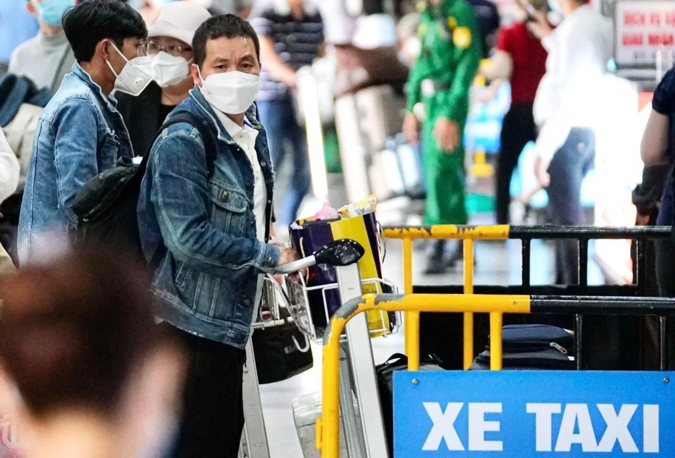 Vi sao san bay Tan Son Nhat thieu taxi, loan gia? hinh anh