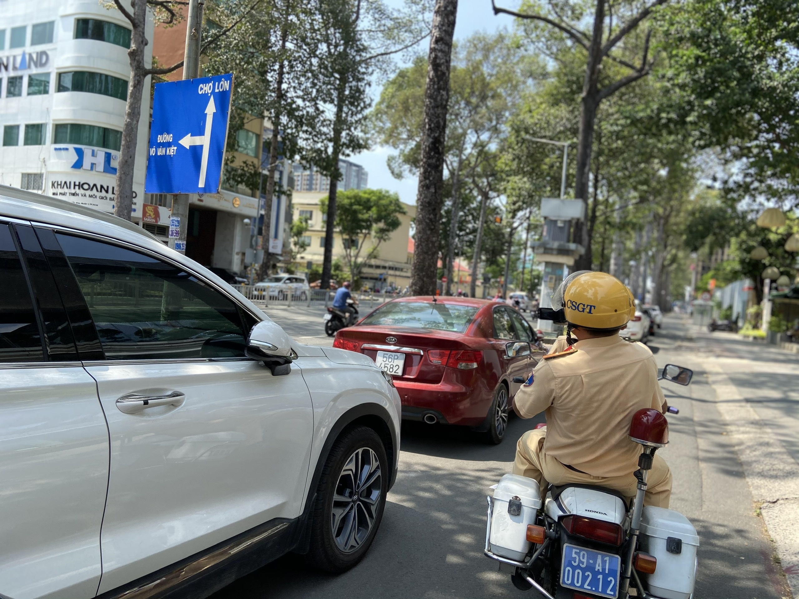 CSGT phat nguoi hang loat oto do sai quy dinh o trung tam TP.HCM anh 3