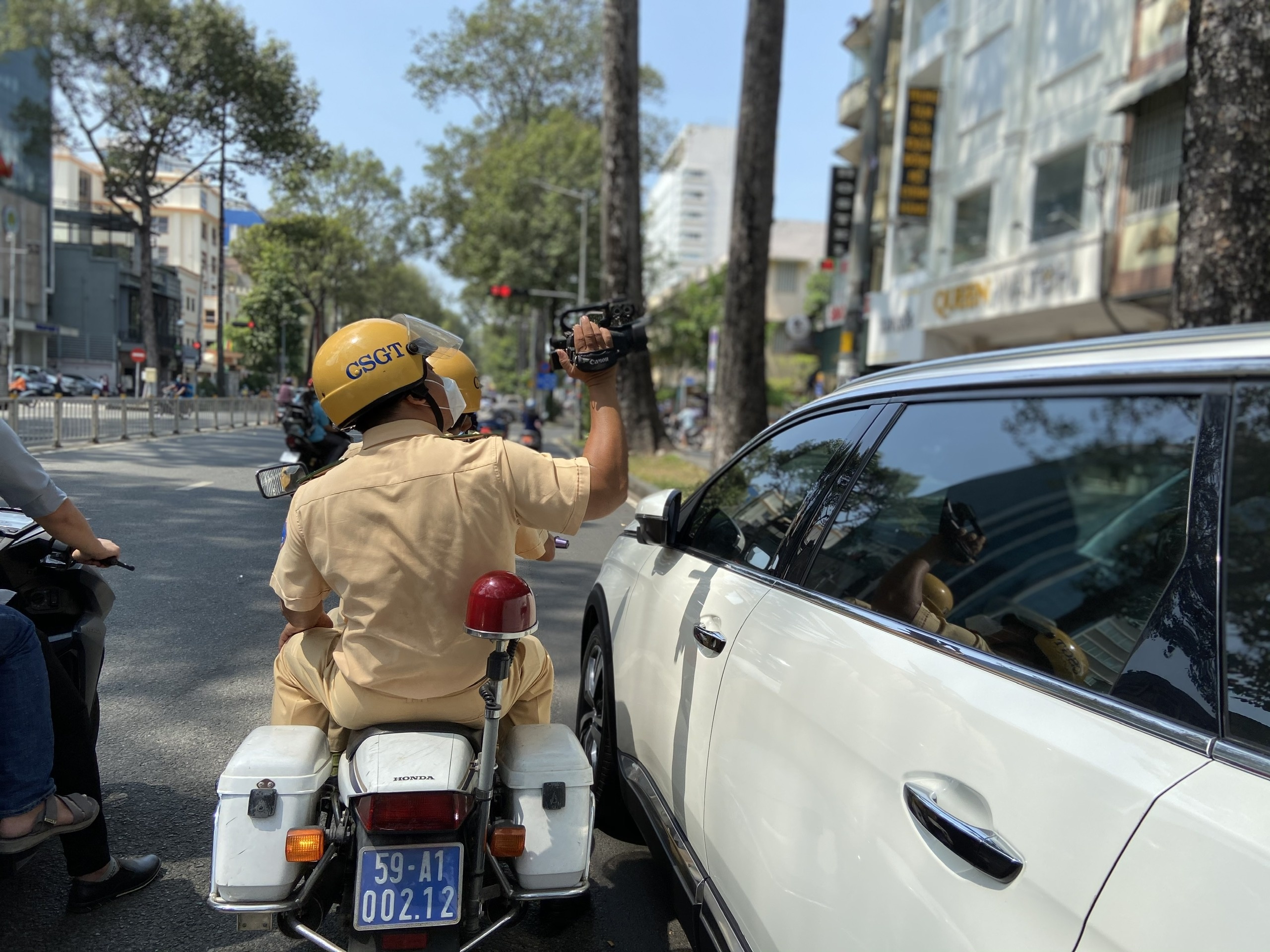 CSGT phat nguoi hang loat oto do sai quy dinh o trung tam TP.HCM anh 2