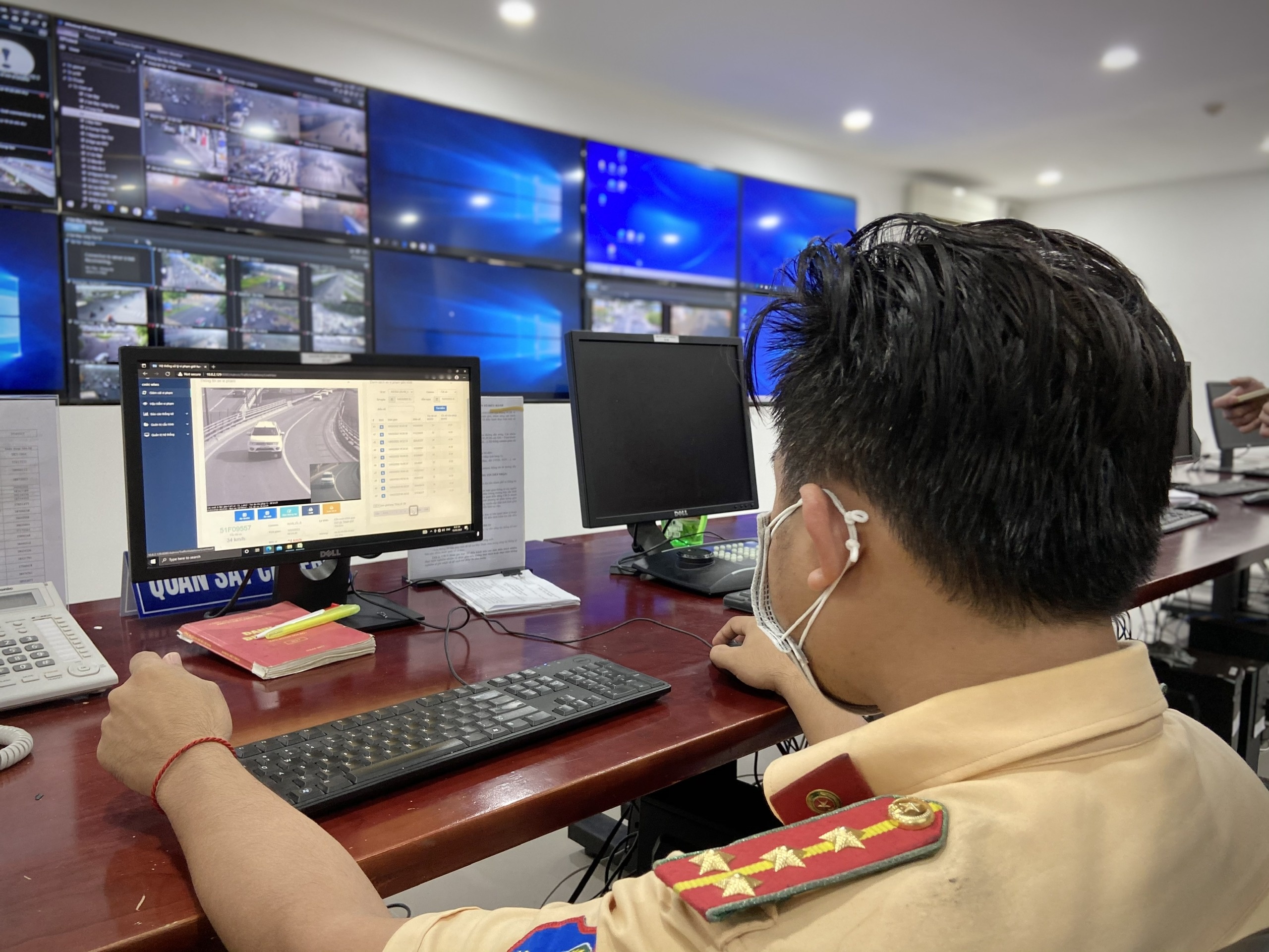 CSGT phat nguoi hang loat oto do sai quy dinh o trung tam TP.HCM anh 4