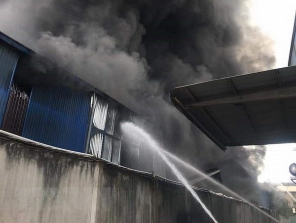 Chay co so san xuat mut xop rong 2.500 m2 o Binh Duong hinh anh