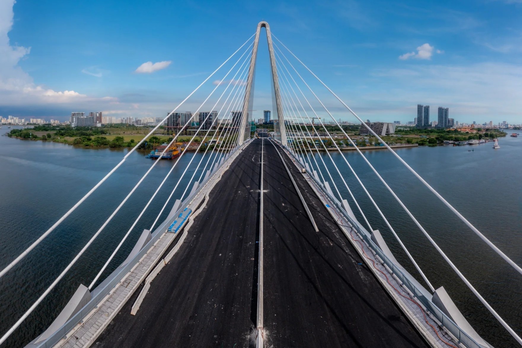 Dien mao cau Thu Thiem 2 truoc ngay thong xe hinh anh