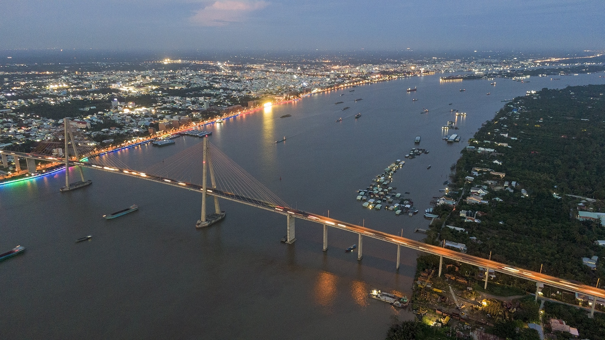 Buc xuc canh ket xe, nguoi dan giao dat de xay cau hon 5.100 ty dong hinh anh