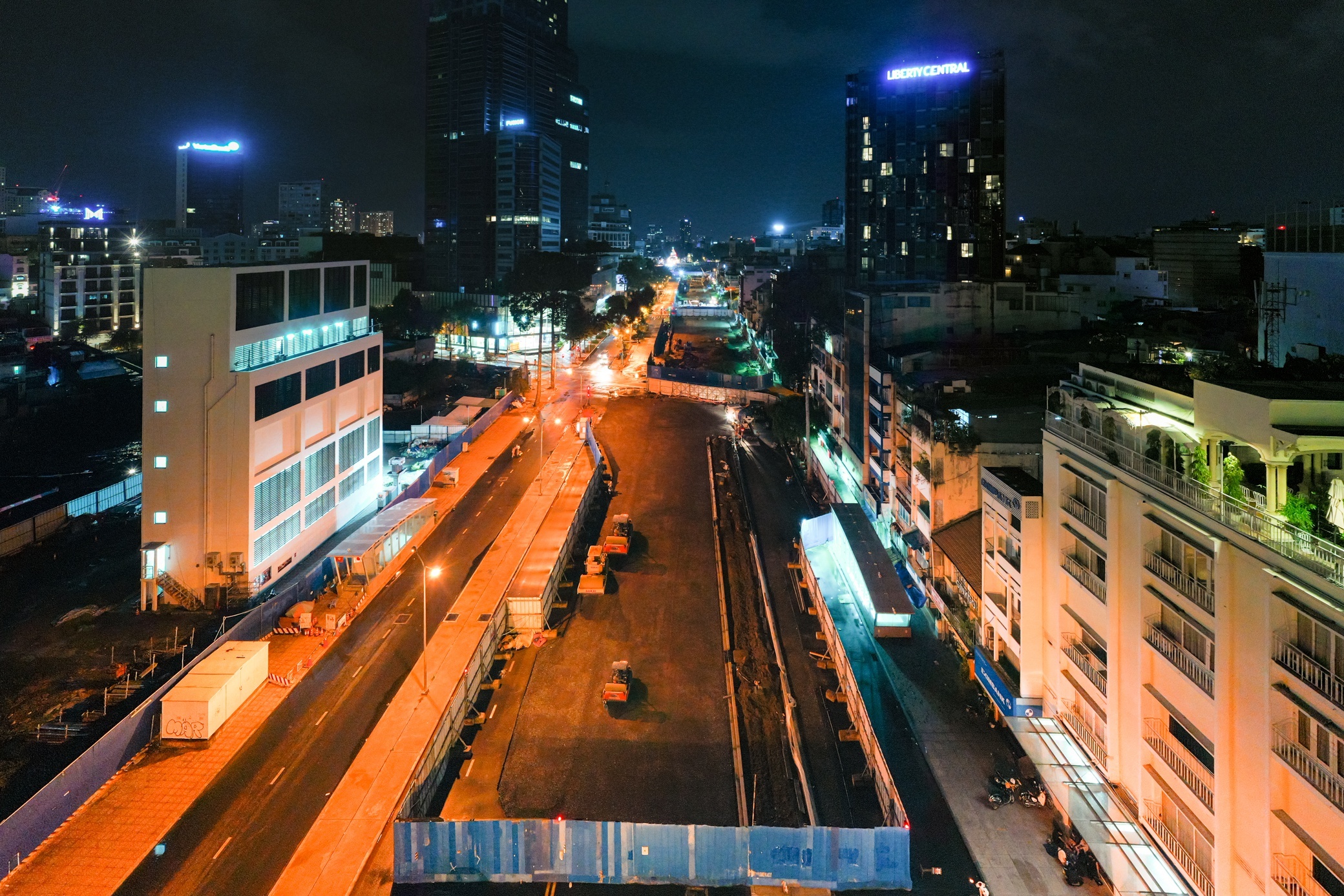 TP.HCM thao het rao chan tren duong Le Loi truoc le 2/9 anh 1