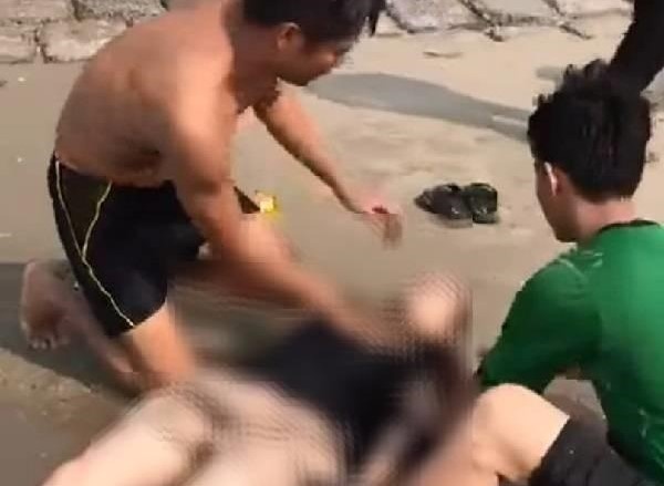 Tam bien o Ba Ria - Vung Tau, nguoi phu nu bi song cuon hinh anh