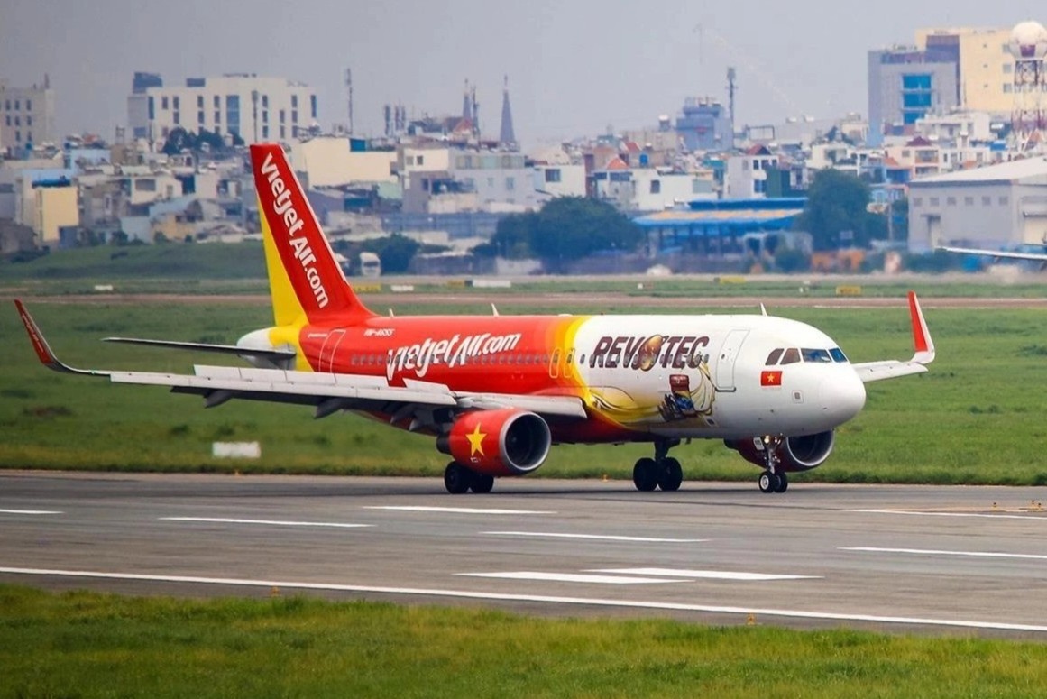 Tan Son Nhat chi van hanh mot duong bang den het thang 4 hinh anh