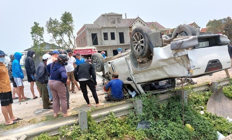 Tàu hỏa húc ôtô vượt ẩu, cạy cửa cứu tài xế bị thương nặng ảnh 2 Tau hoa huc oto vuot au, cay cua cuu tai xe bi thuong nang anh 2