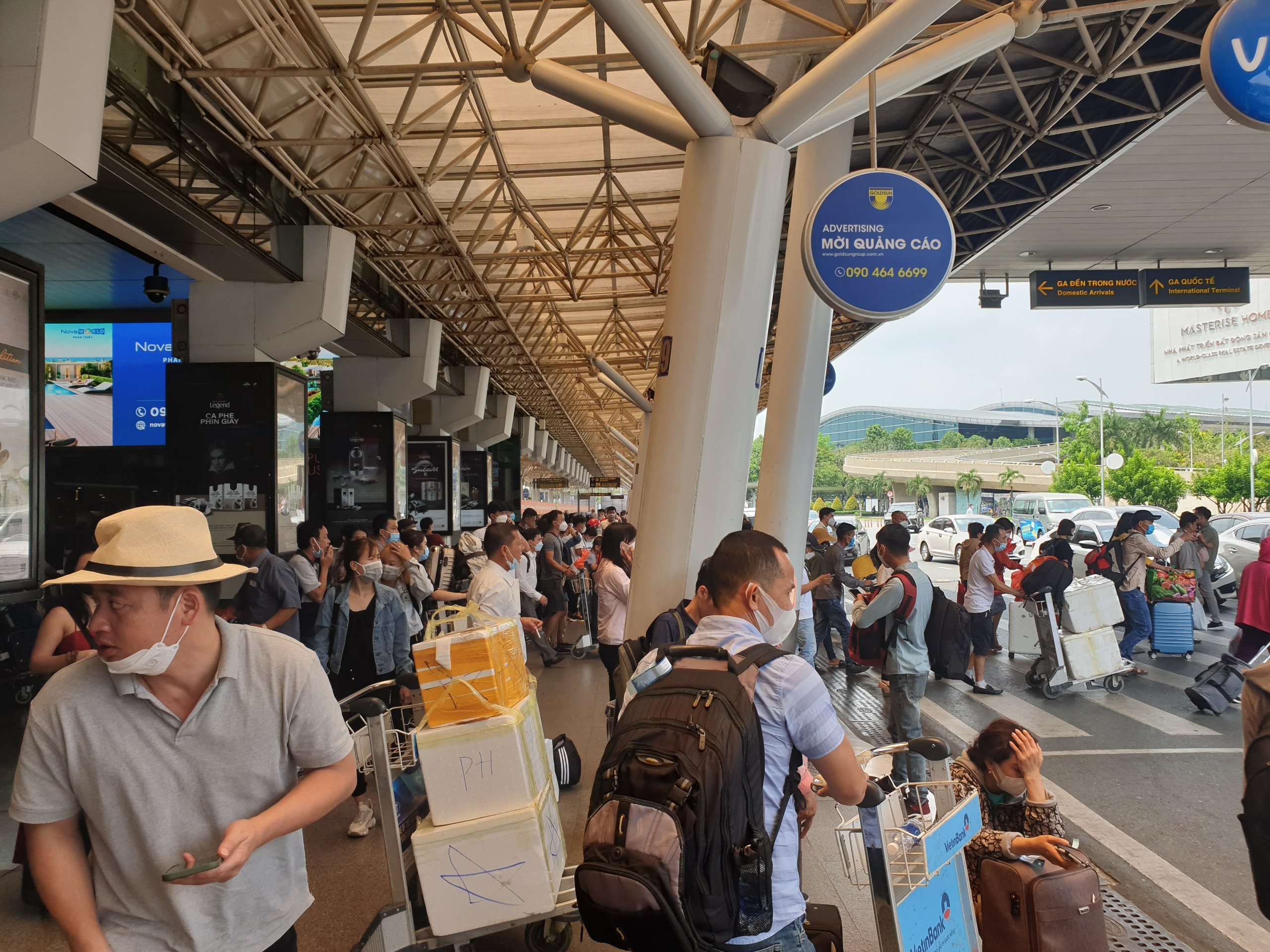 4 van khach keo vali do bo san bay Tan Son Nhat ngay cuoi gio To anh 2