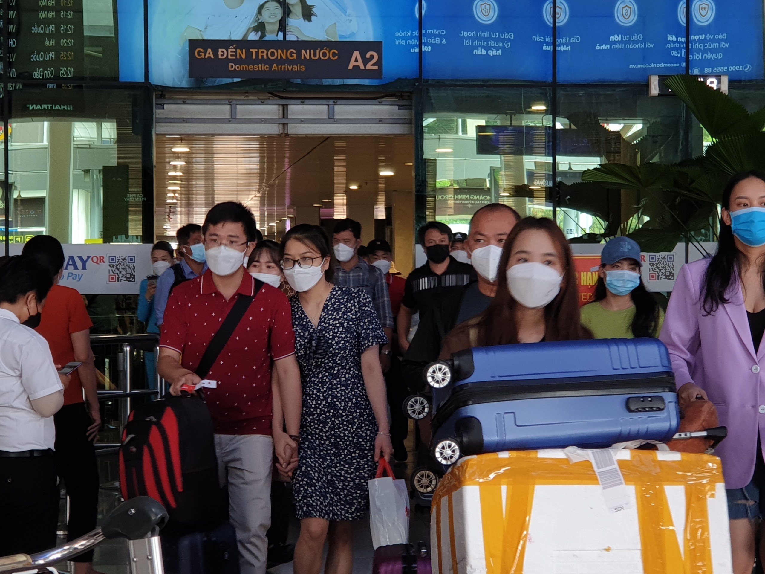 Hon 45.000 khach do bo san bay Tan Son Nhat ngay cuoi ky nghi gio To hinh anh