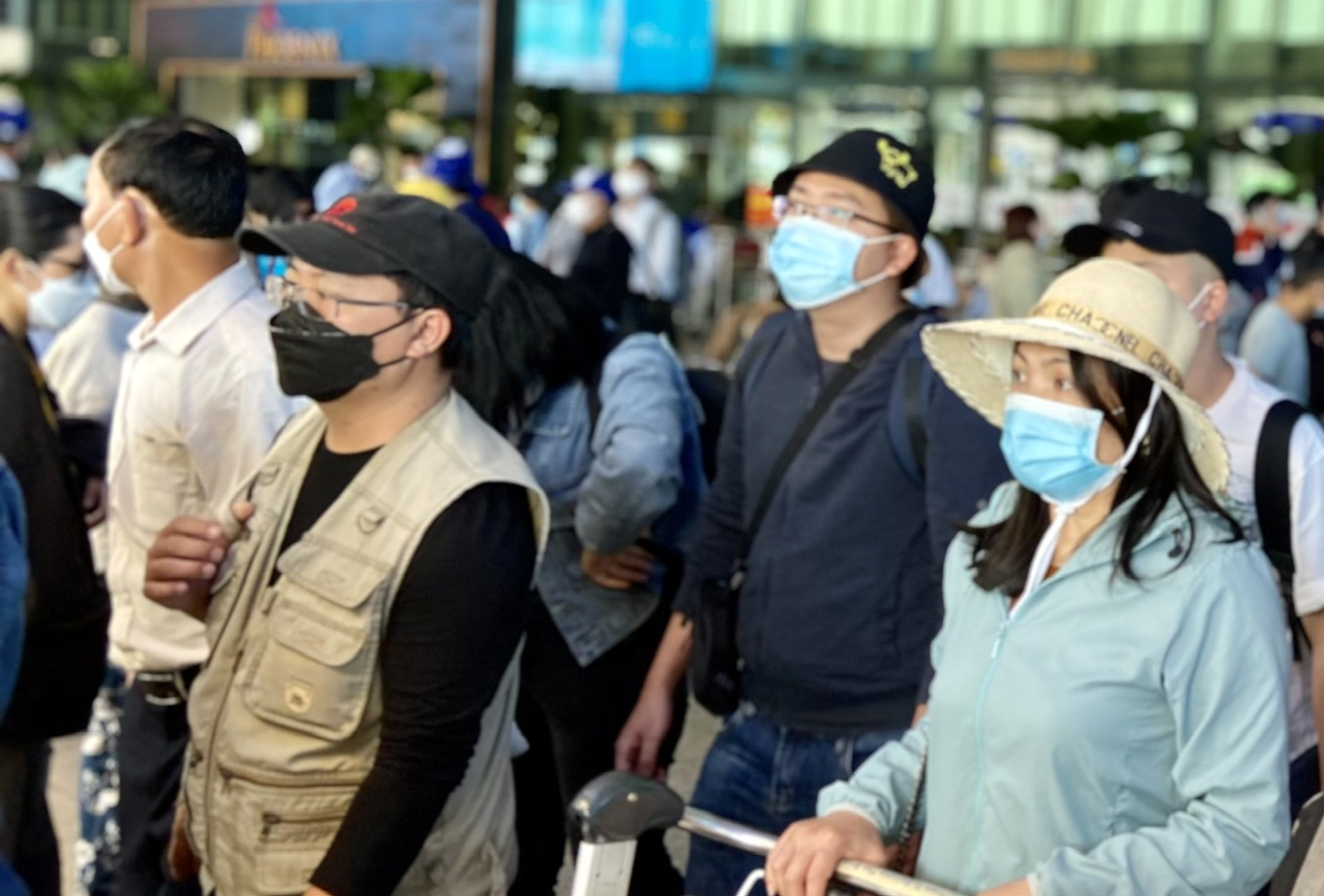 San bay Tan Son Nhat nhon nhip ngay dau dip gio To hinh anh