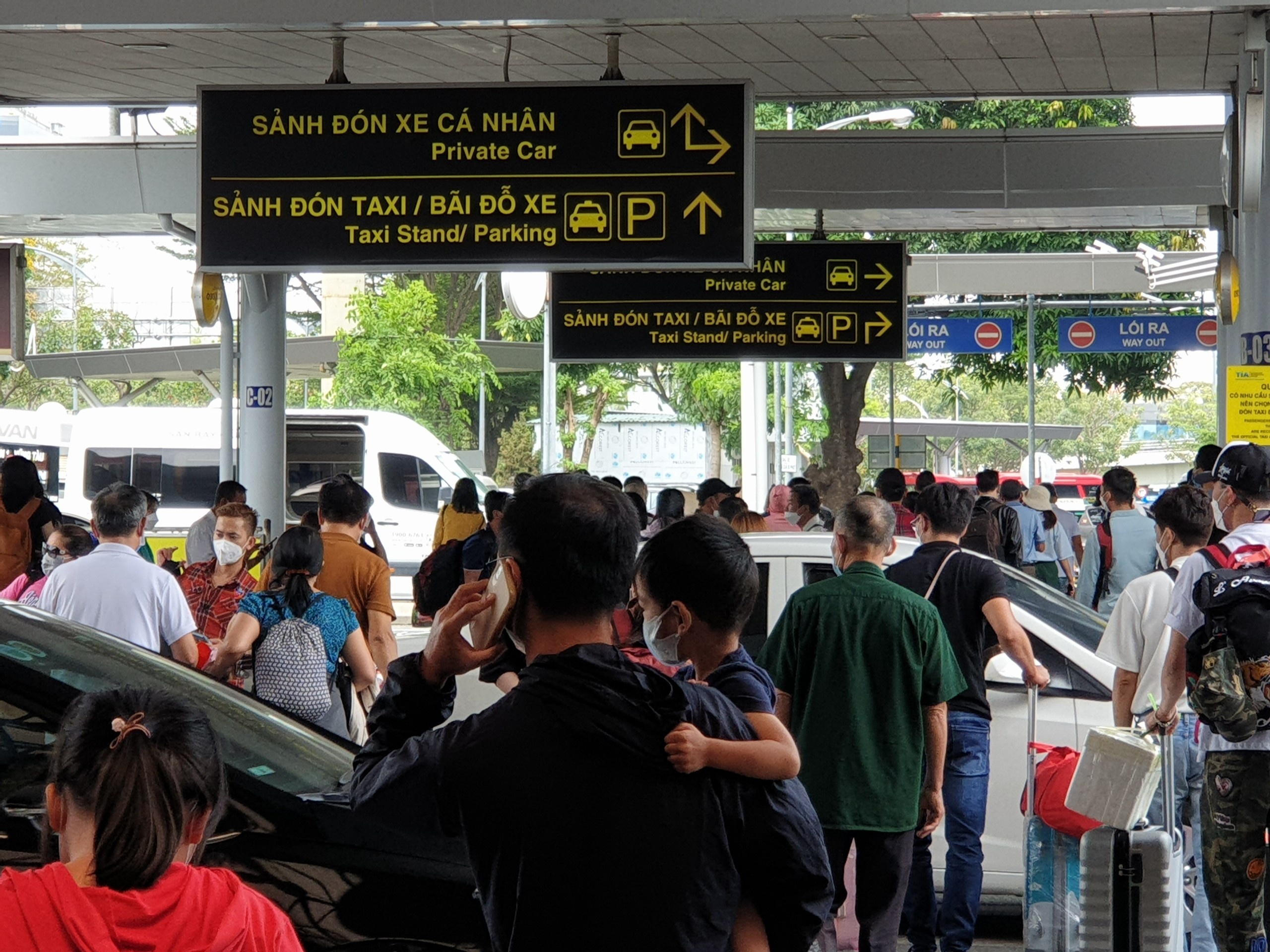 4 van khach keo vali do bo san bay Tan Son Nhat ngay cuoi gio To anh 1