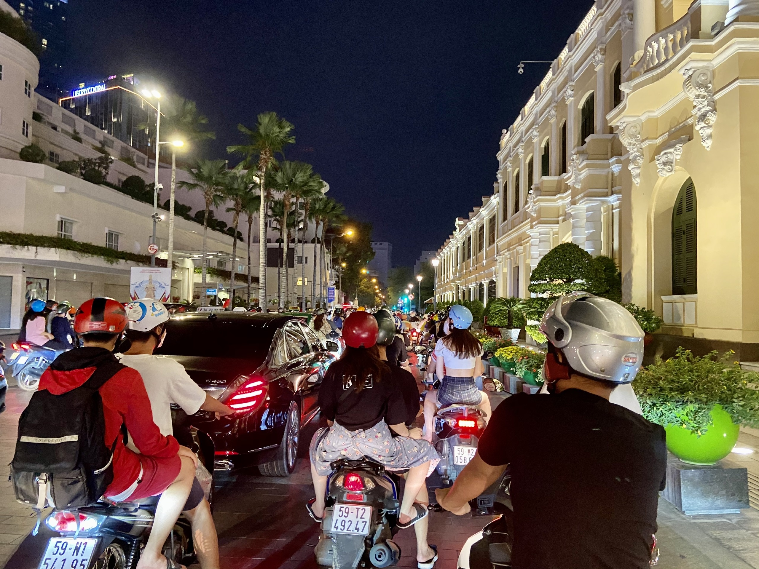 Nguoi dan TP.HCM choi thau dem o pho di bo,  ben Bach Dang anh 3