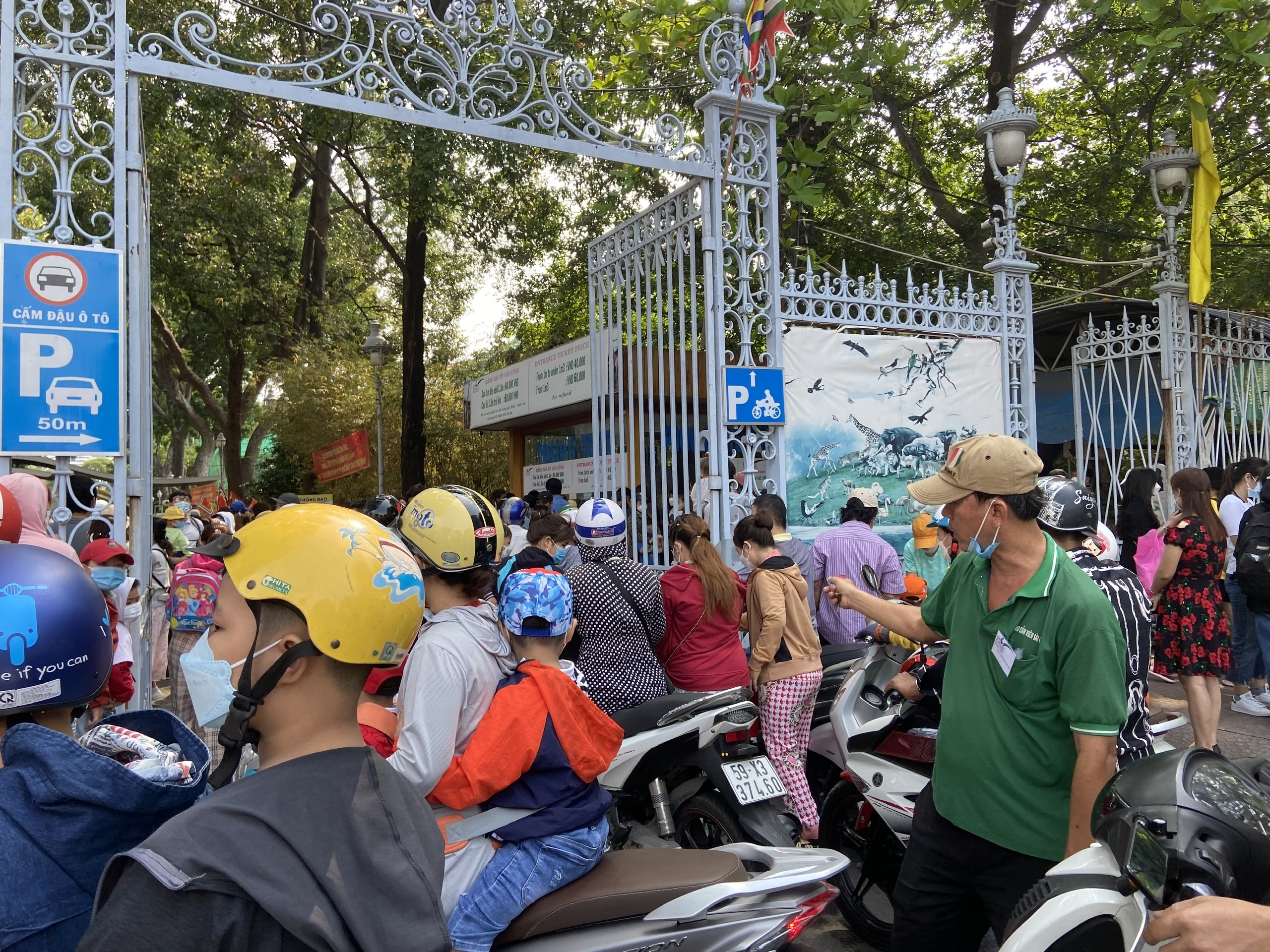 Thảo Cầm Viên, bưu điện TP.HCM 'chật ních' người dịp giỗ Tổ ảnh 5 Thao Cam Vien, buu dien TP.HCM 'chat nich' nguoi dip gio To anh 5