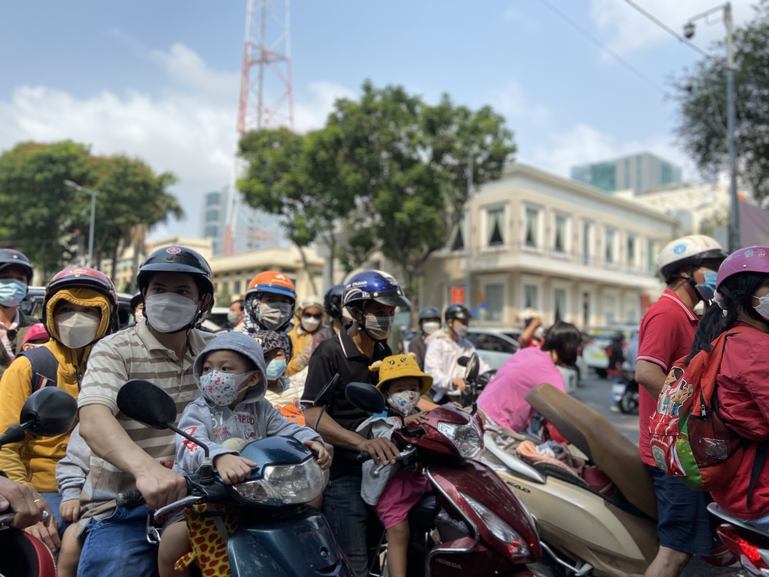 Thảo Cầm Viên, bưu điện TP.HCM 'chật ních' người dịp giỗ Tổ ảnh 4 Thao Cam Vien, buu dien TP.HCM 'chat nich' nguoi dip gio To anh 4