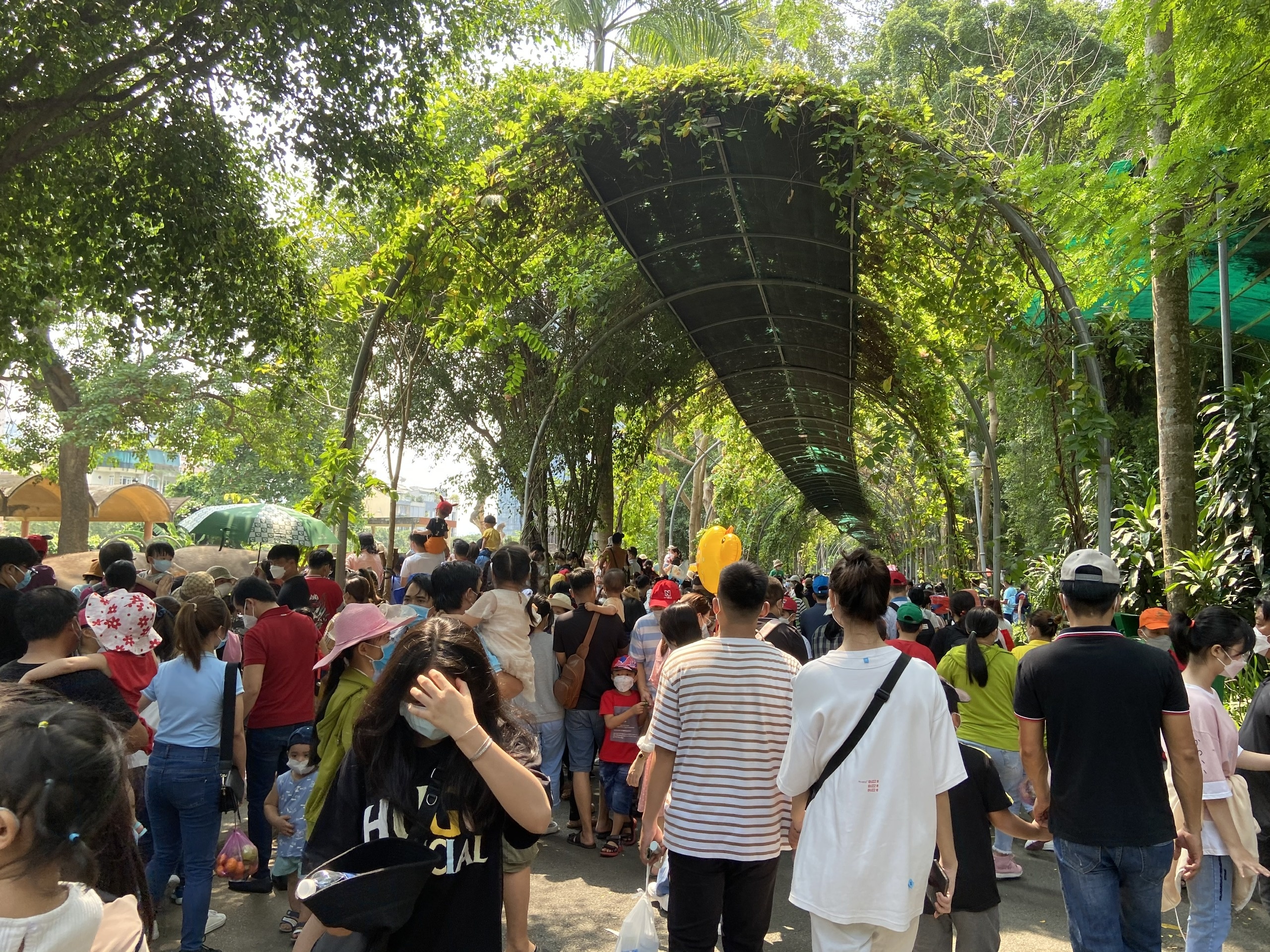 Thảo Cầm Viên, bưu điện TP.HCM 'chật ních' người dịp giỗ Tổ ảnh 6 Thao Cam Vien, buu dien TP.HCM 'chat nich' nguoi dip gio To anh 6